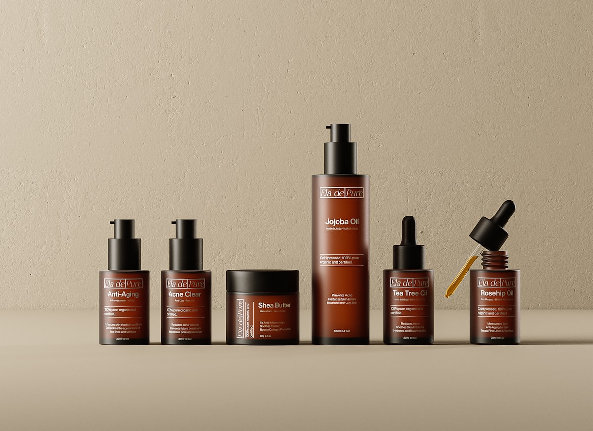 Koleksi botol skincare bermacam jenis sebagai ilustrasi perbandingan harga produk di berbagai marketplace dengan label registrasi BPOM resmi yang tertera di kemasan