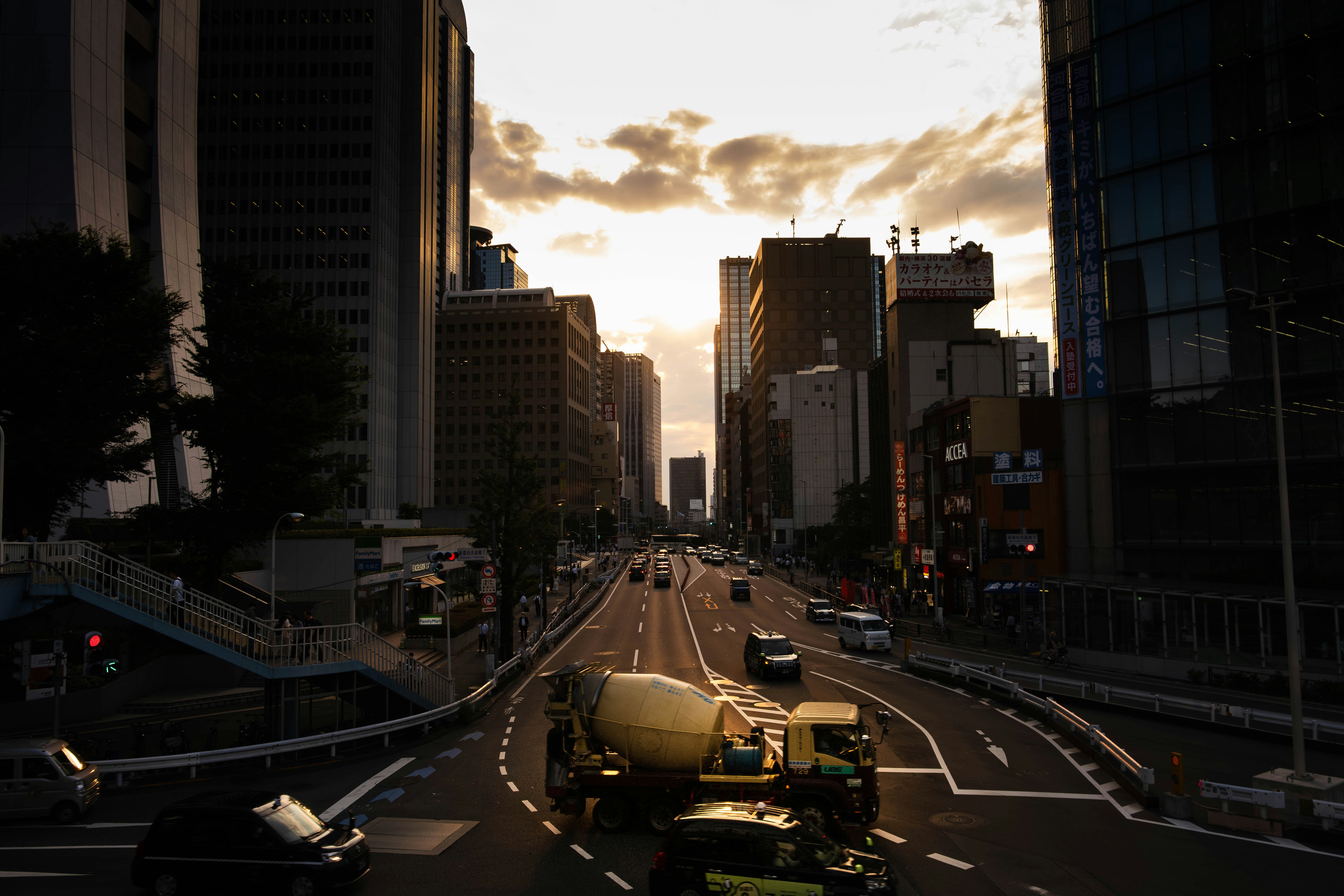 Ein Lastwagen, der eine Straße neben hohen Gebäuden entlangfährt