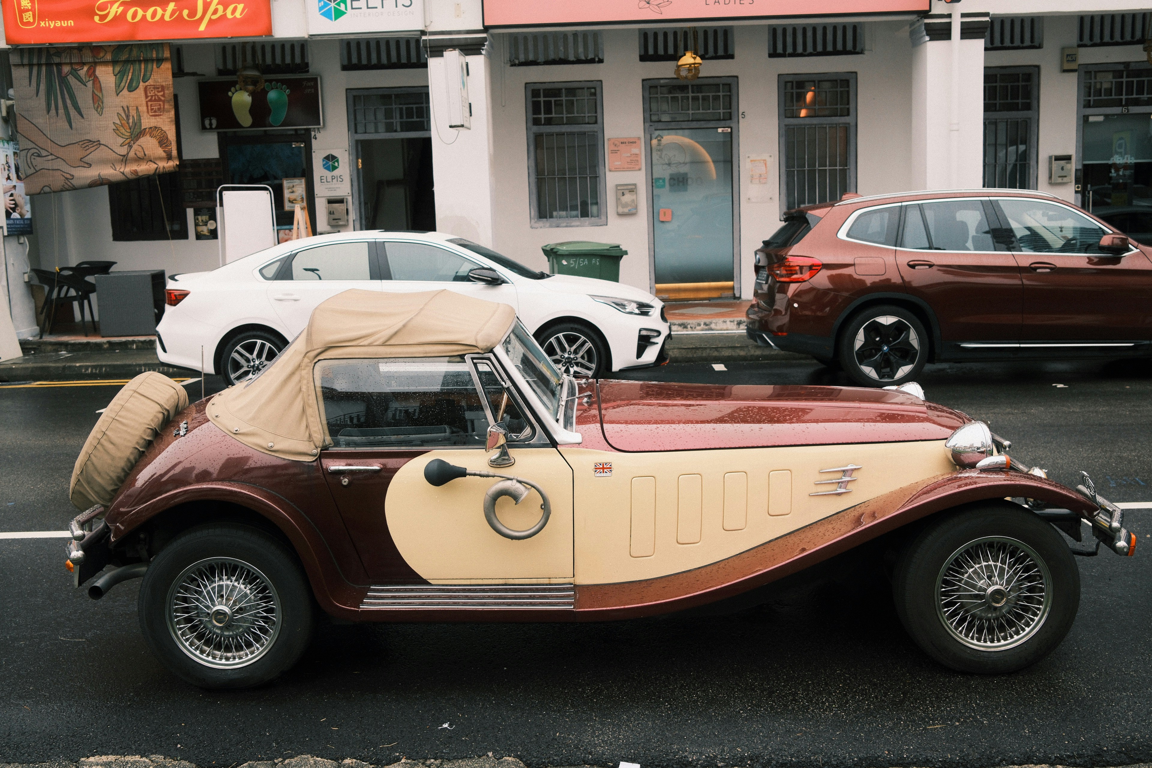 car mobile wallpaper, sporty cars, vintage cars, sleek designs, ilustrasi artikel Notch-Hiding Car Wallpapers for Mobile: Revamp Your Screen Style 1