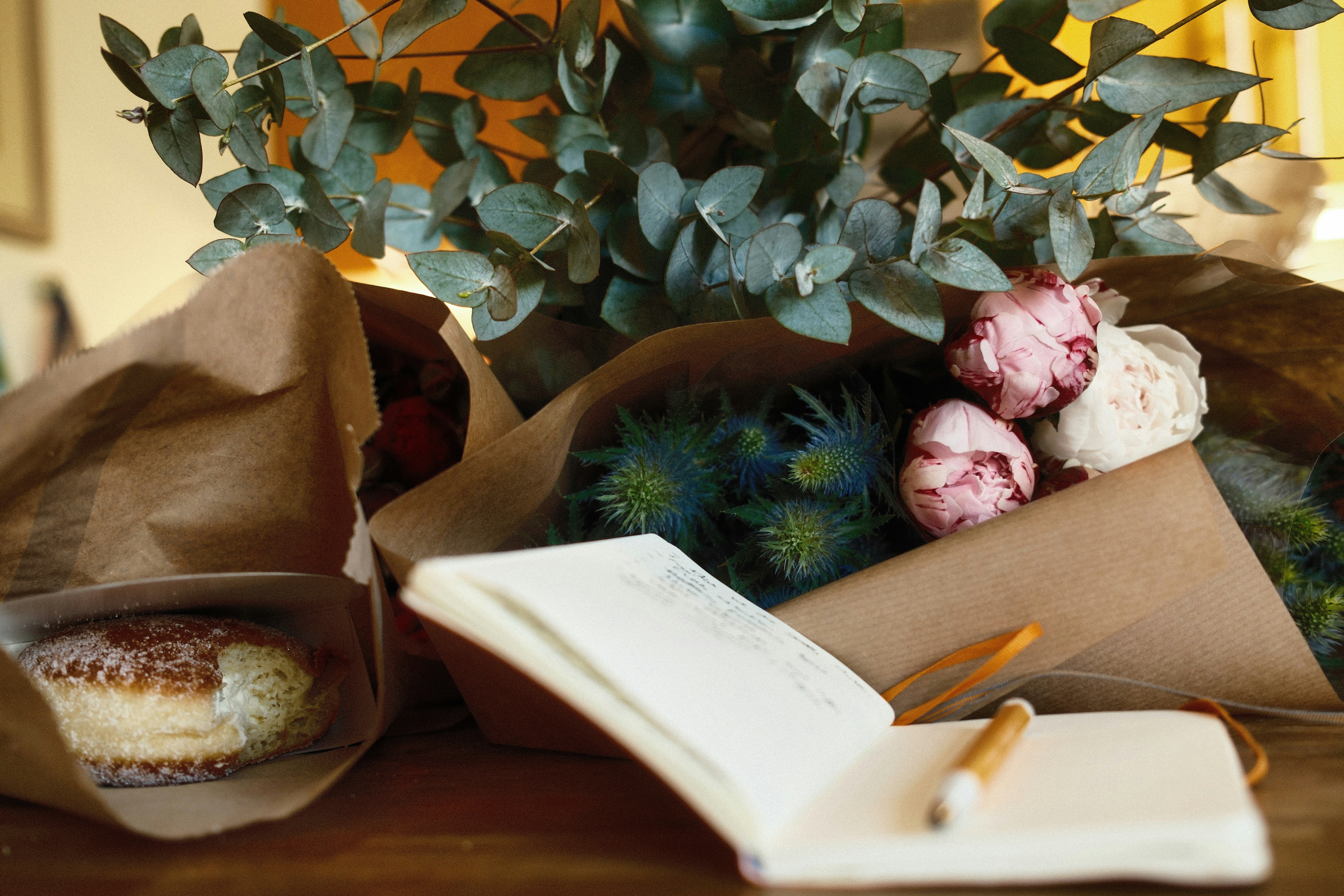 une table surmontée de boîtes remplies de pâtisseries et de fleurs