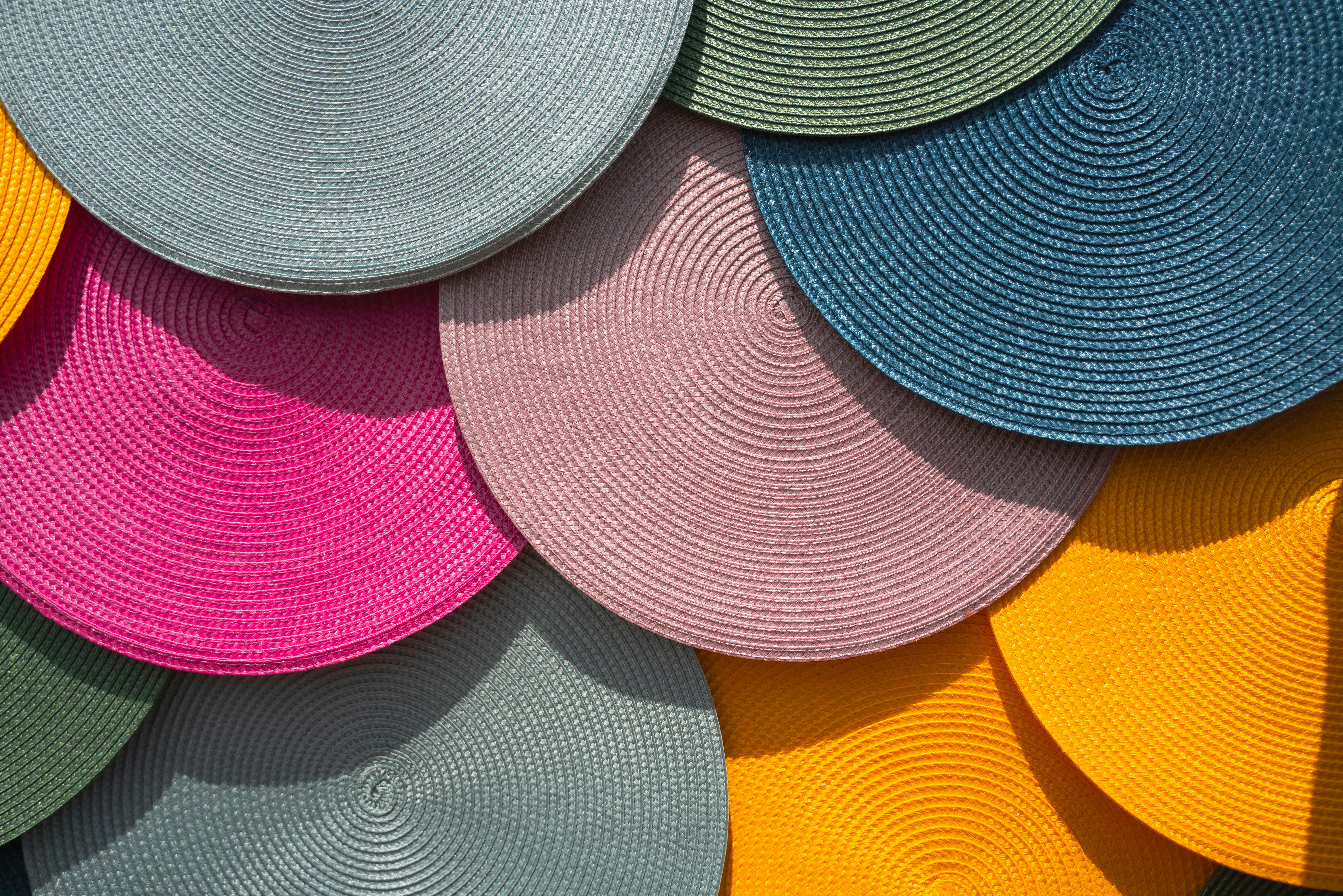 積み重なった帽子の束