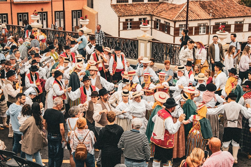 Un gran grupo de personas de pie una alrededor de la otra