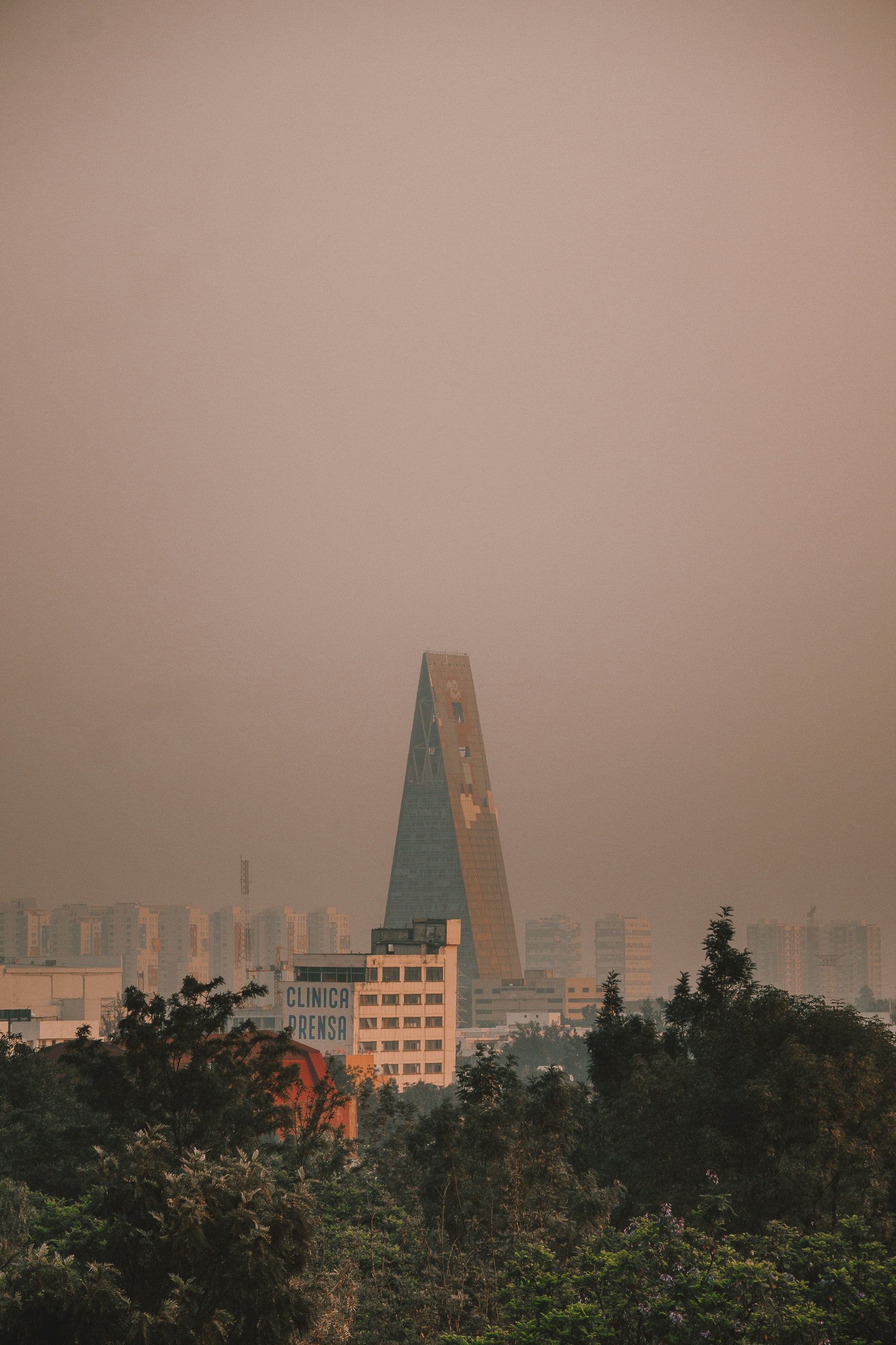 Una vista de un edificio muy alto en la distancia