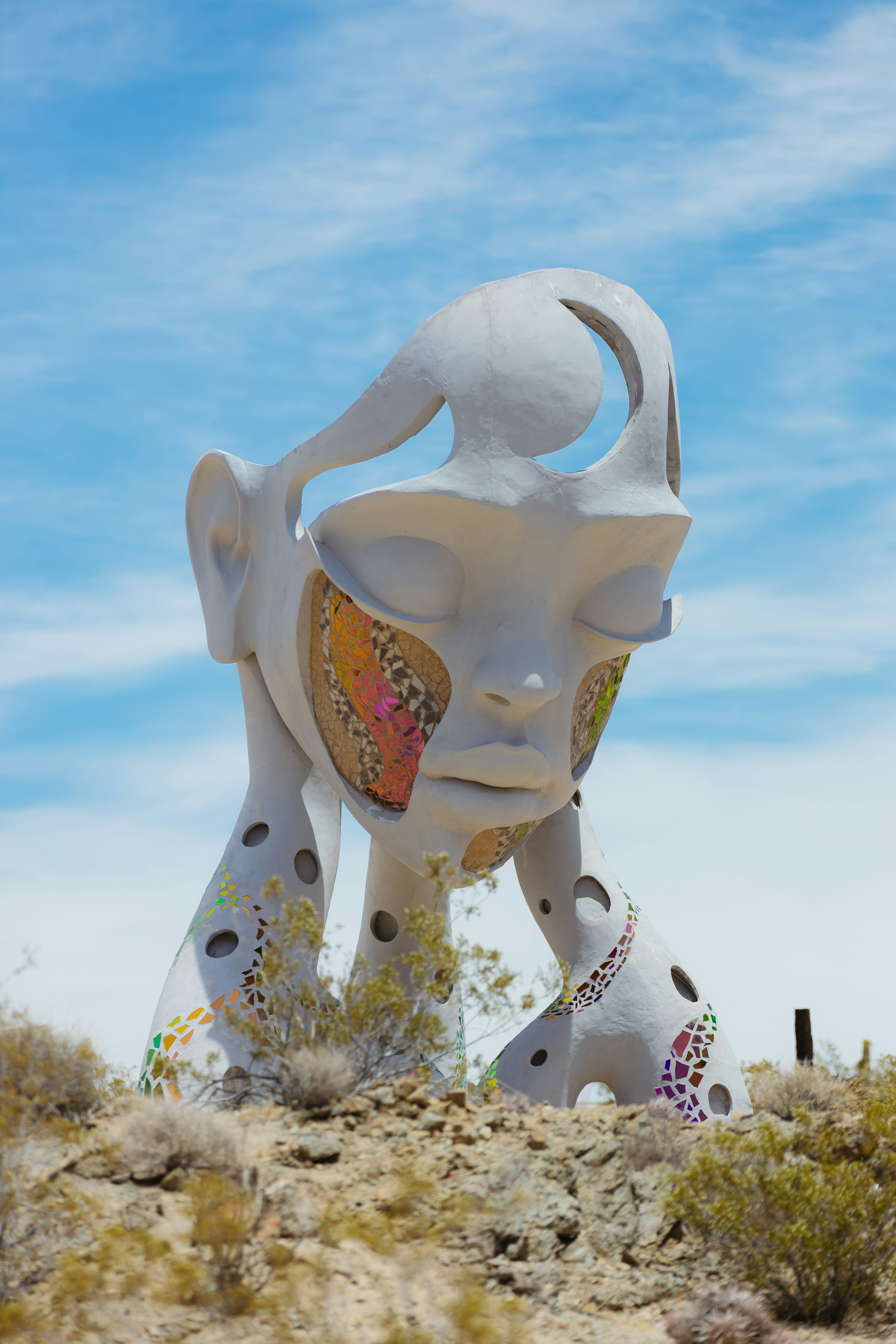 Eine Statue einer Katze mitten in der Wüste