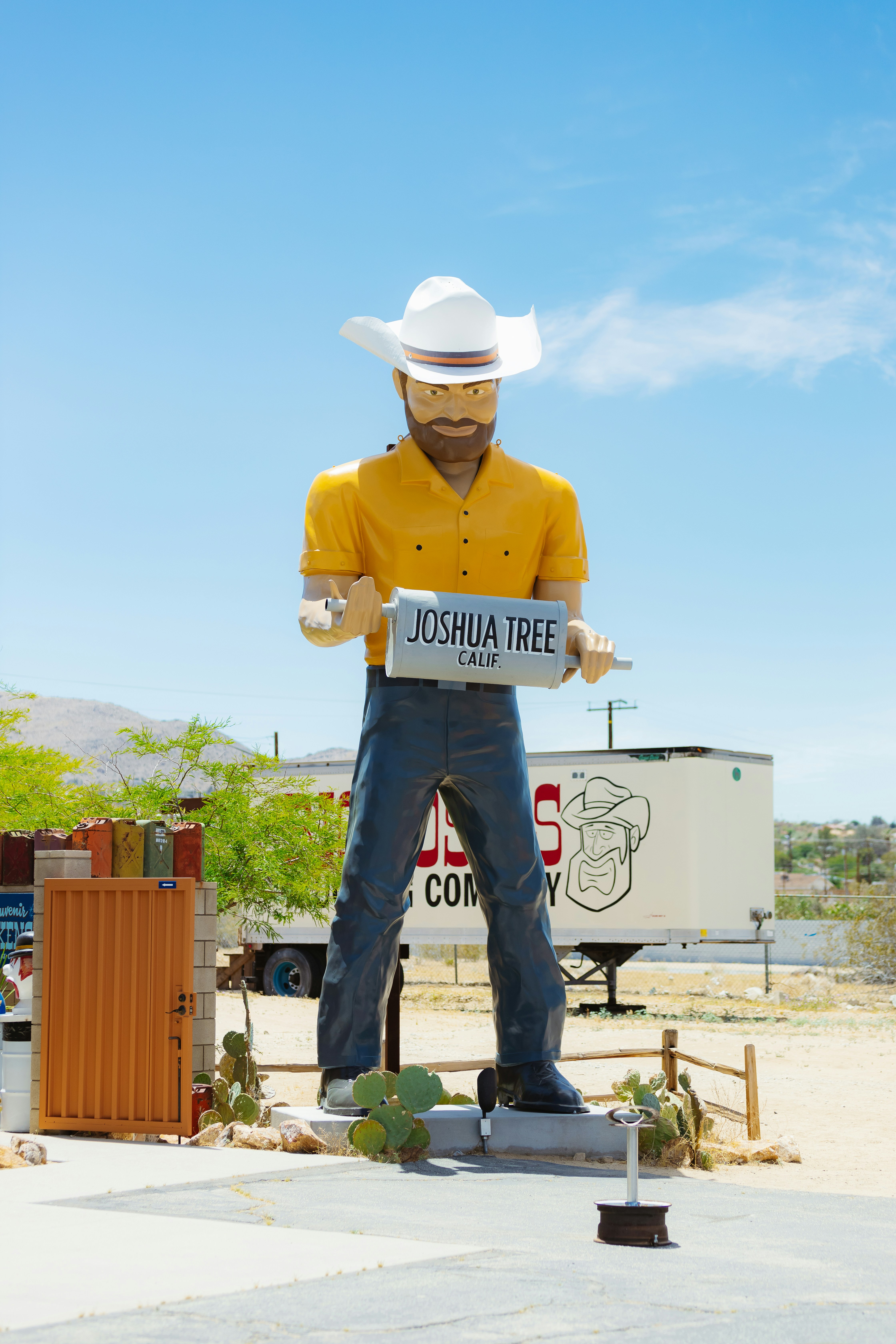 Eine Statue eines Cowboys, der ein Schild hält