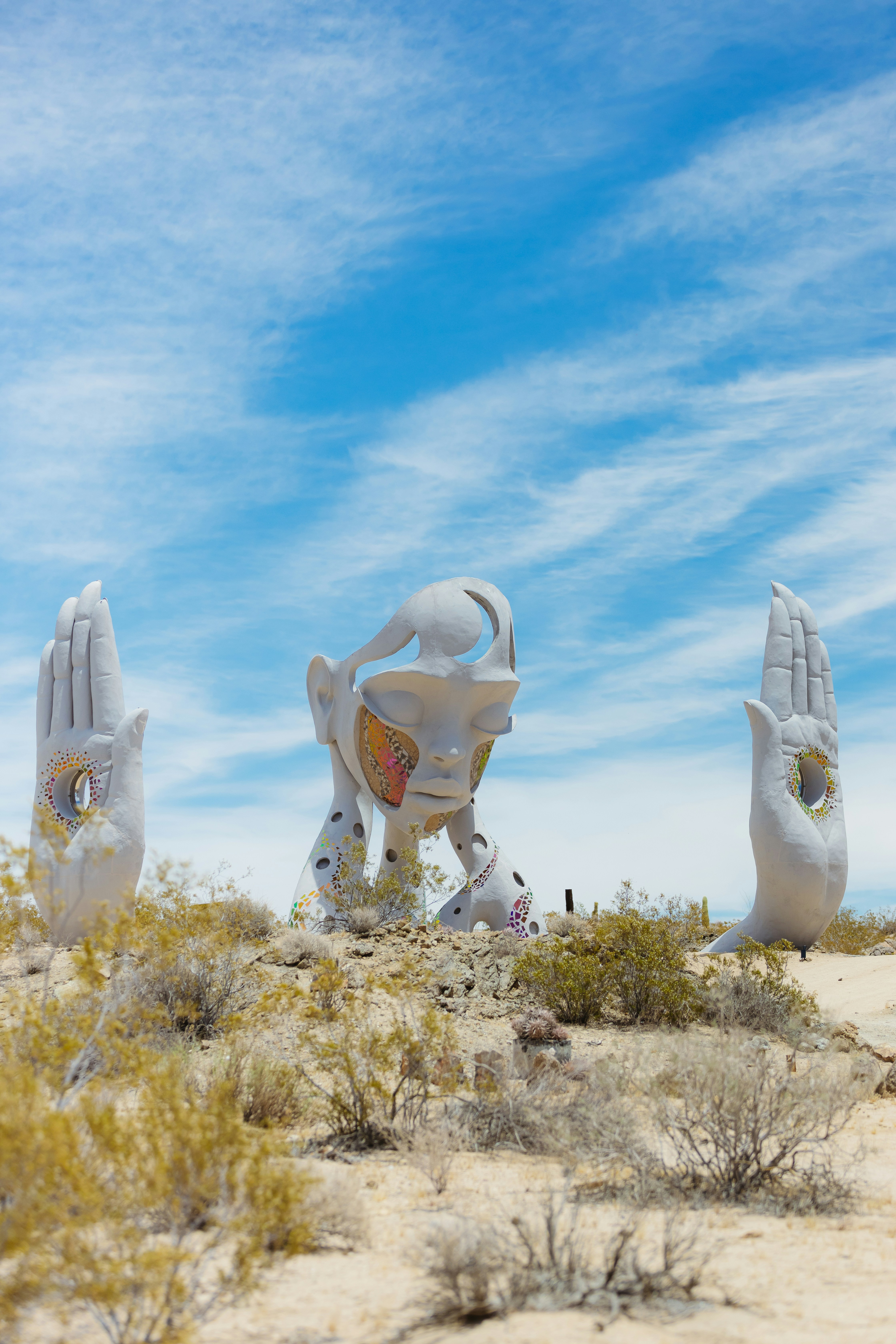Eine Gruppe von Handskulpturen mitten in einer Wüste