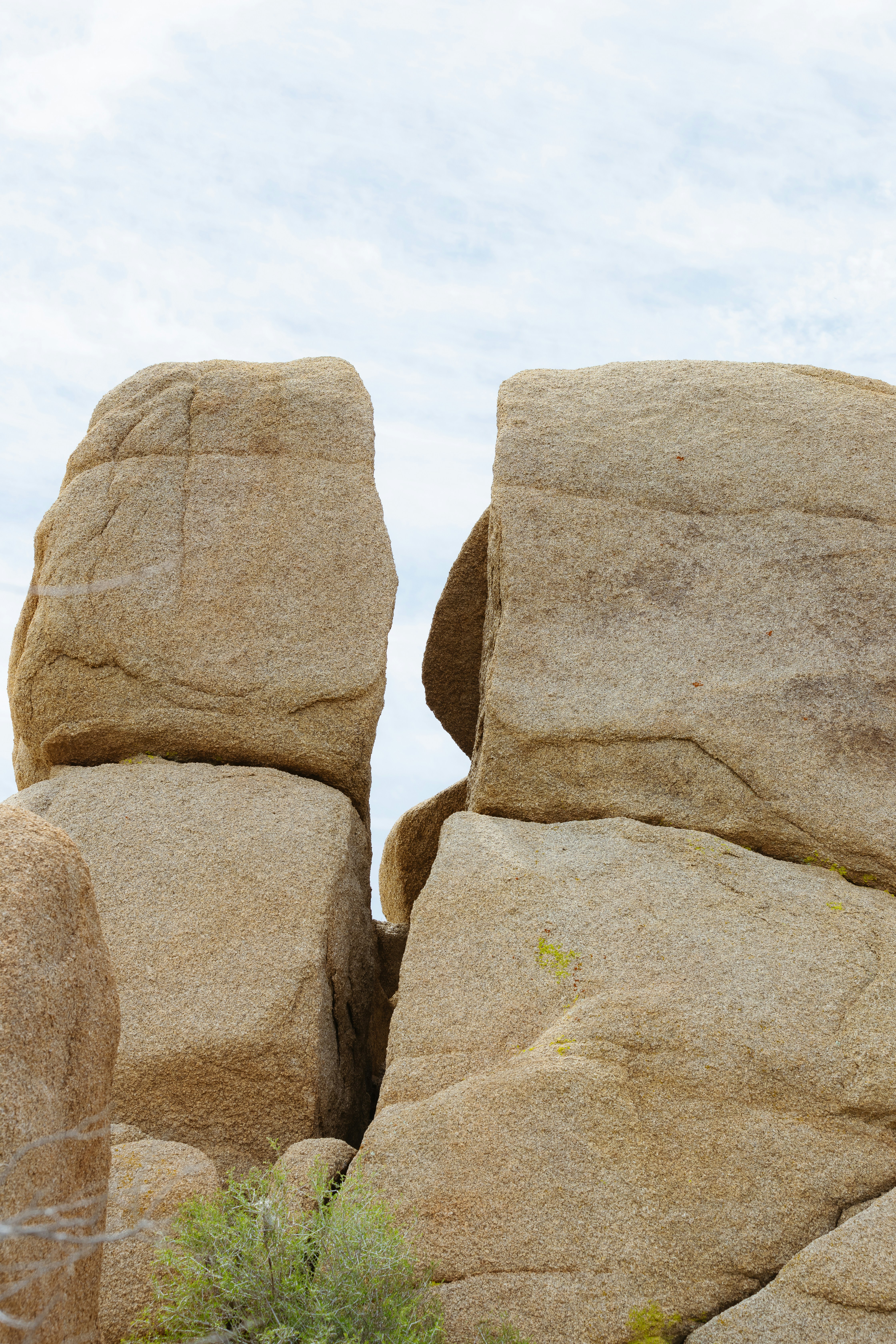 Eine Giraffe, die auf einer großen Felsformation steht