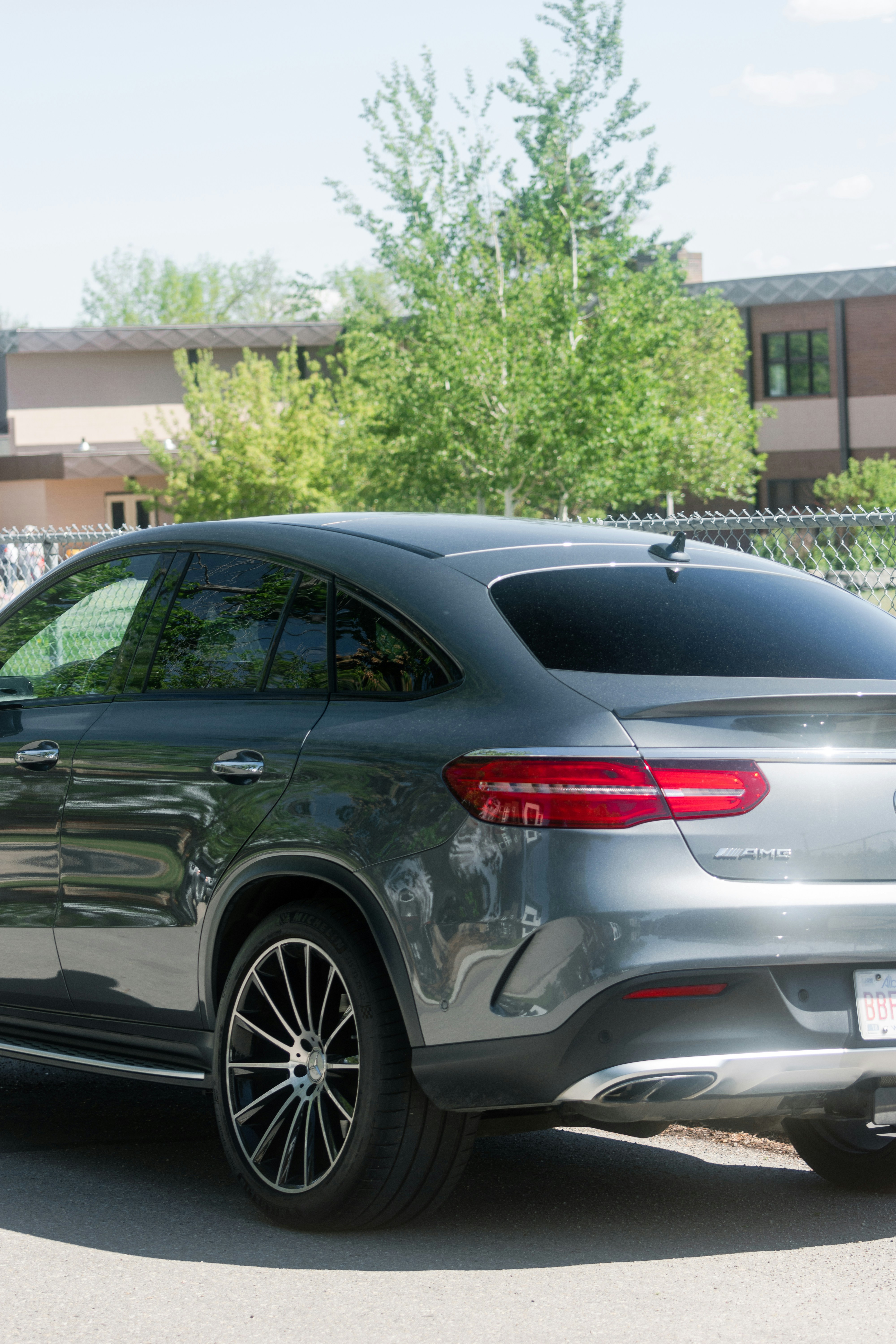 Un suv mercedes grigio parcheggiato in un parcheggio