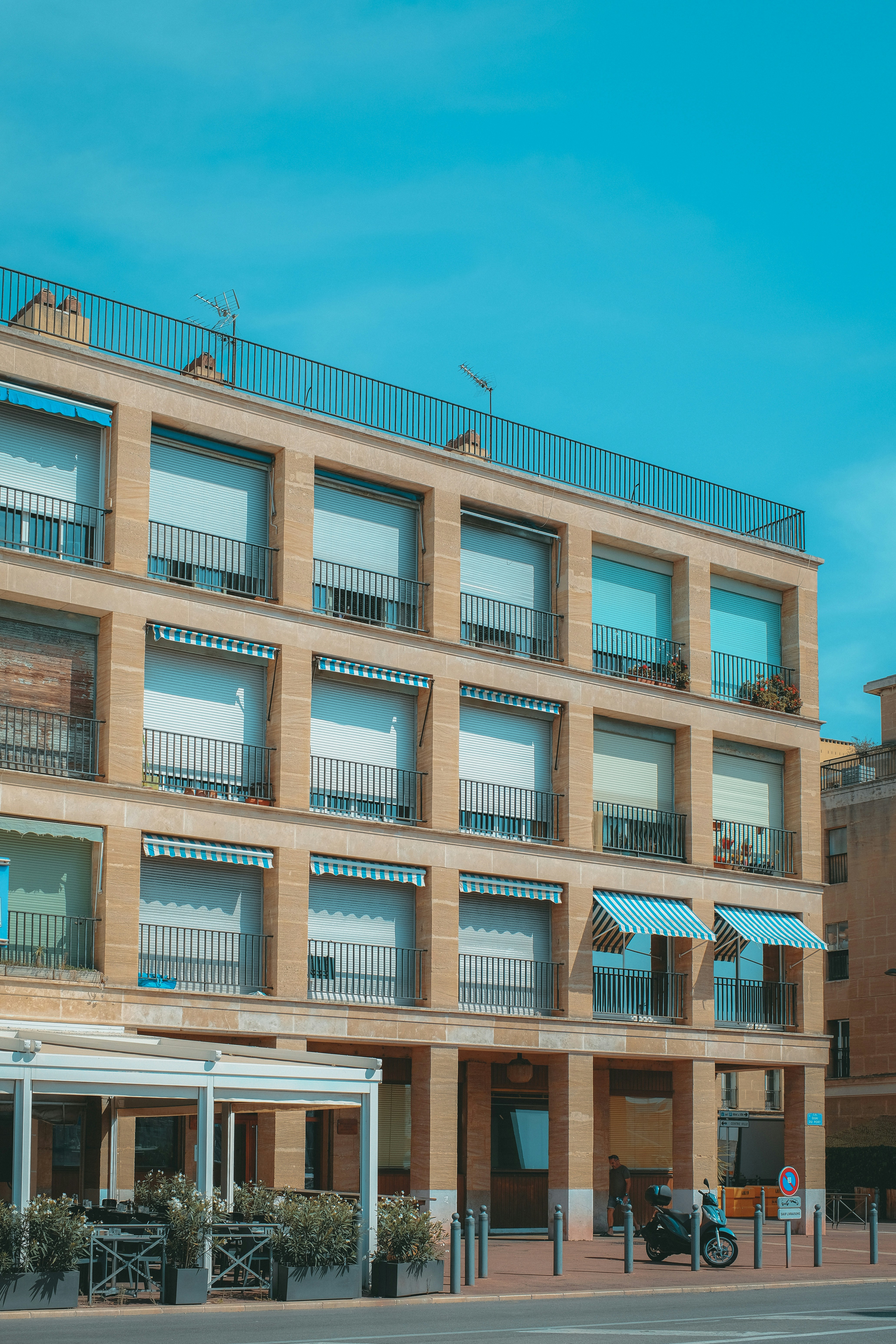 Ein großes Gebäude mit vielen Balkonen darüber