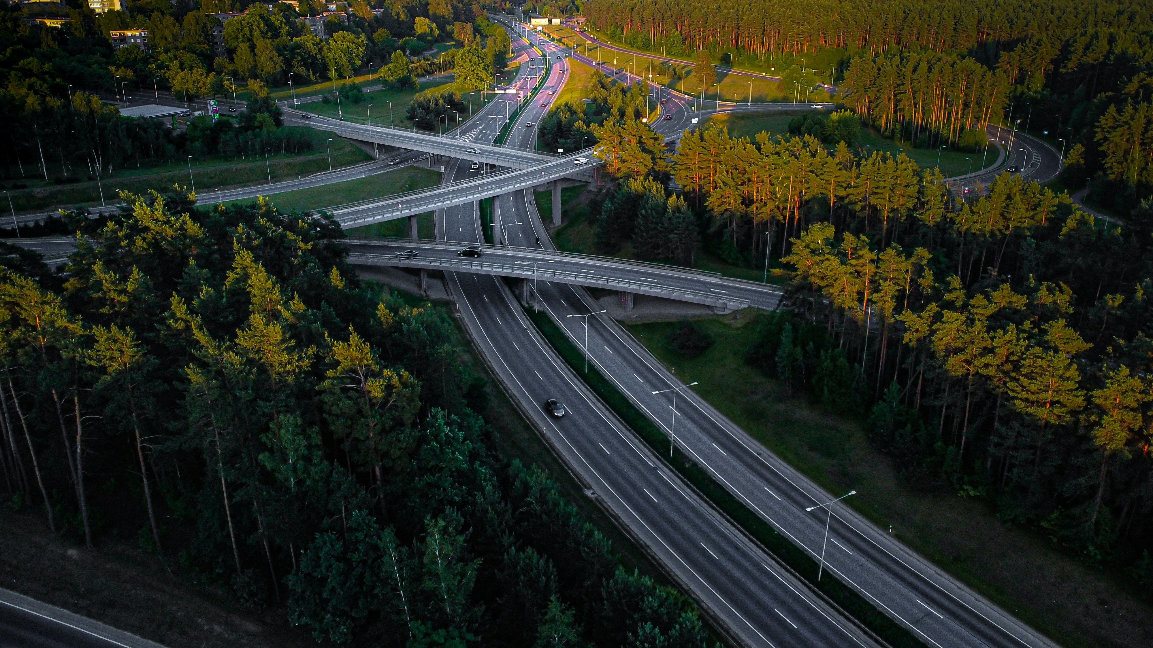Eine Luftaufnahme einer Autobahnkreuzung bei Sonnenuntergang