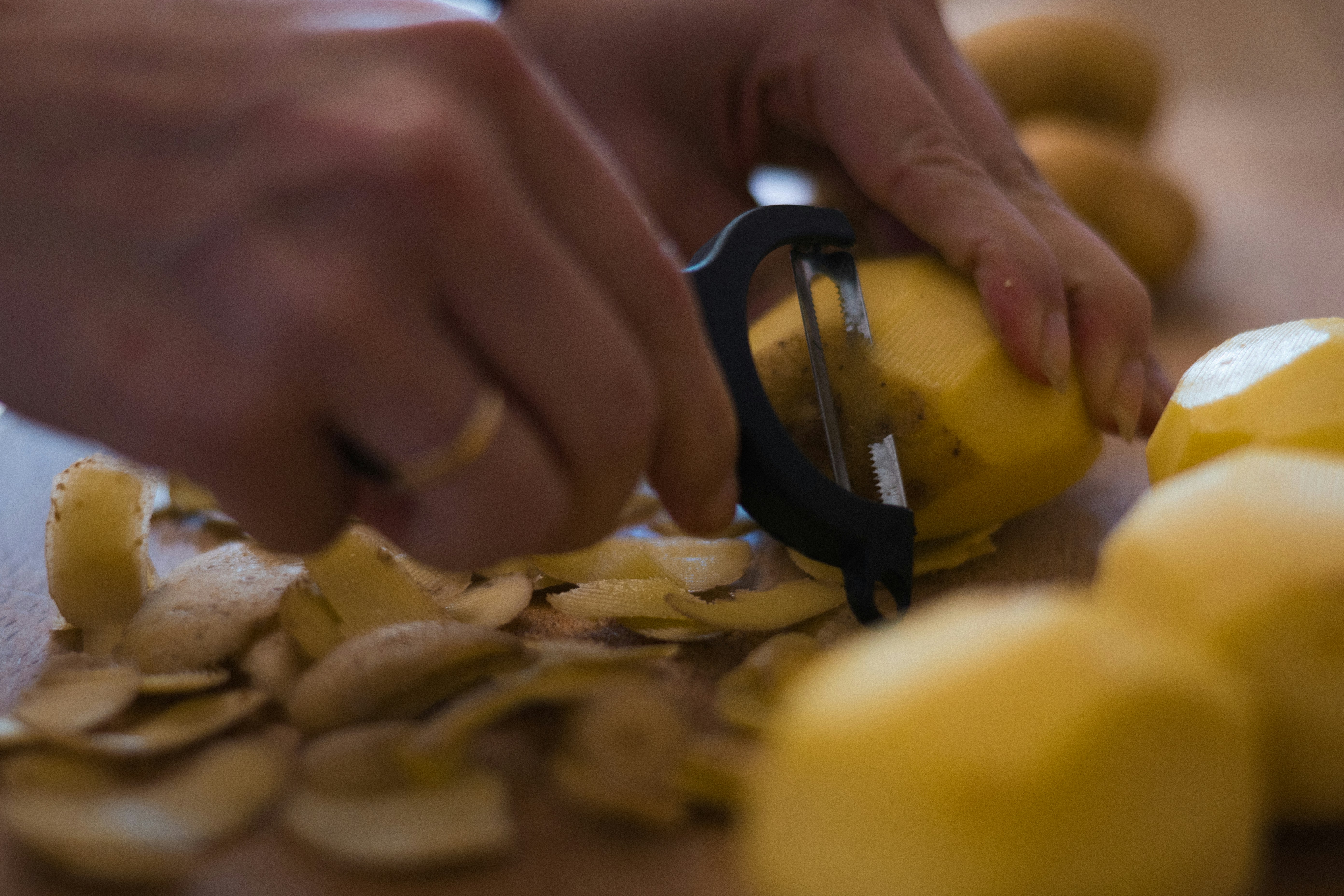 Una persona cortando un limón con unas tijeras