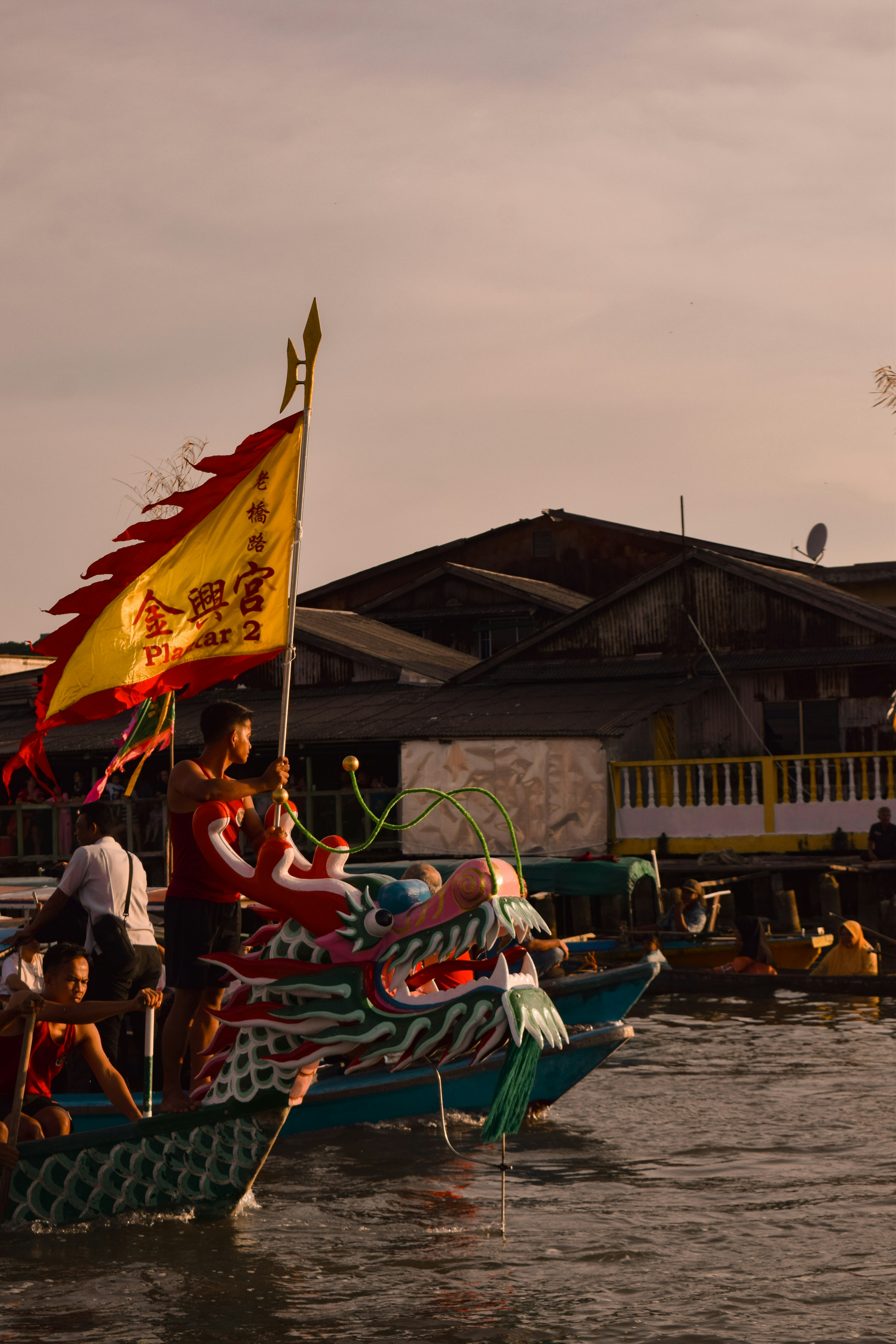 Sekelompok orang mengendarai bagian belakang perahu
