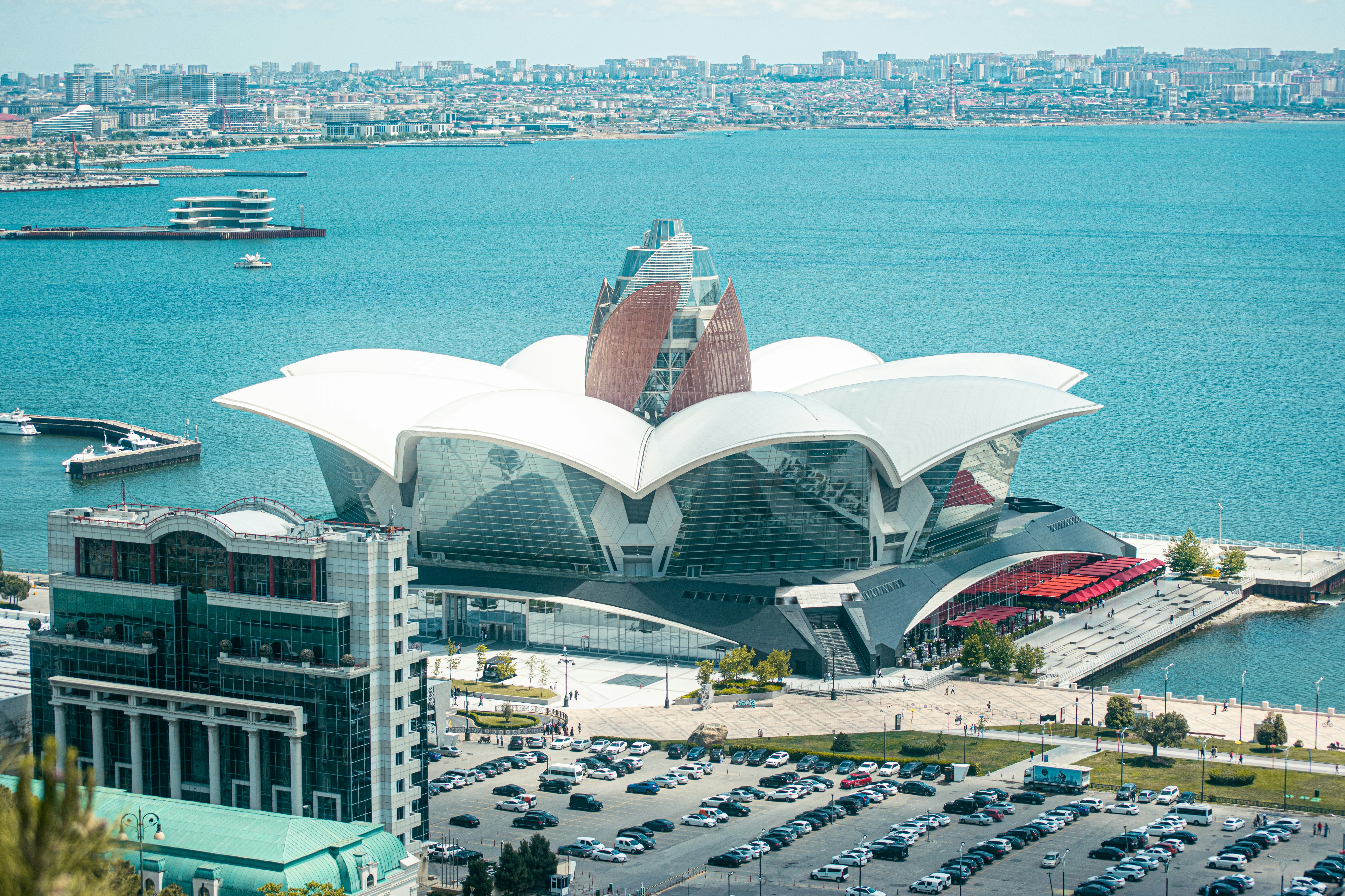 Вид с воздуха на большое здание посреди большого водоёма