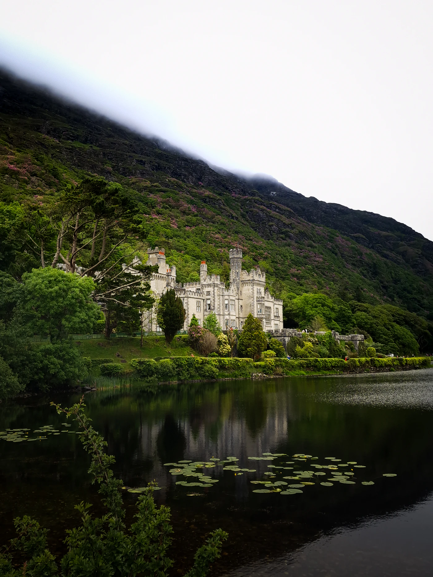 Irish castle family sightseeing during an Ireland itinerary with kids - Photo from Unsplash