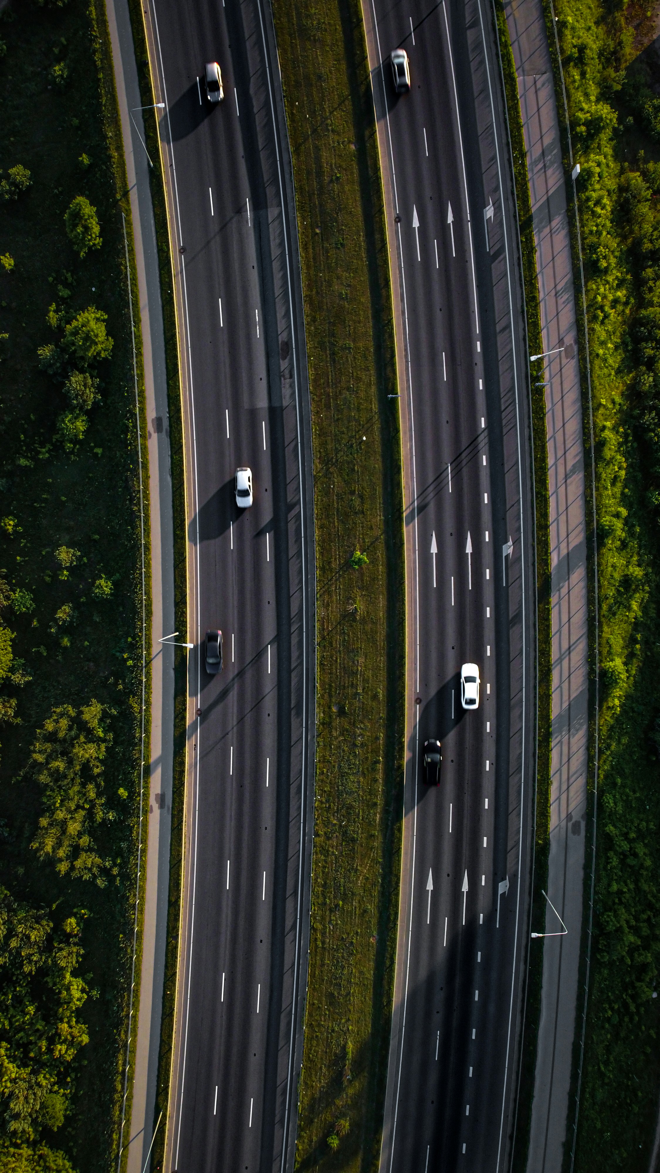 Eine Luftaufnahme einer Autobahn mit Autos darauf