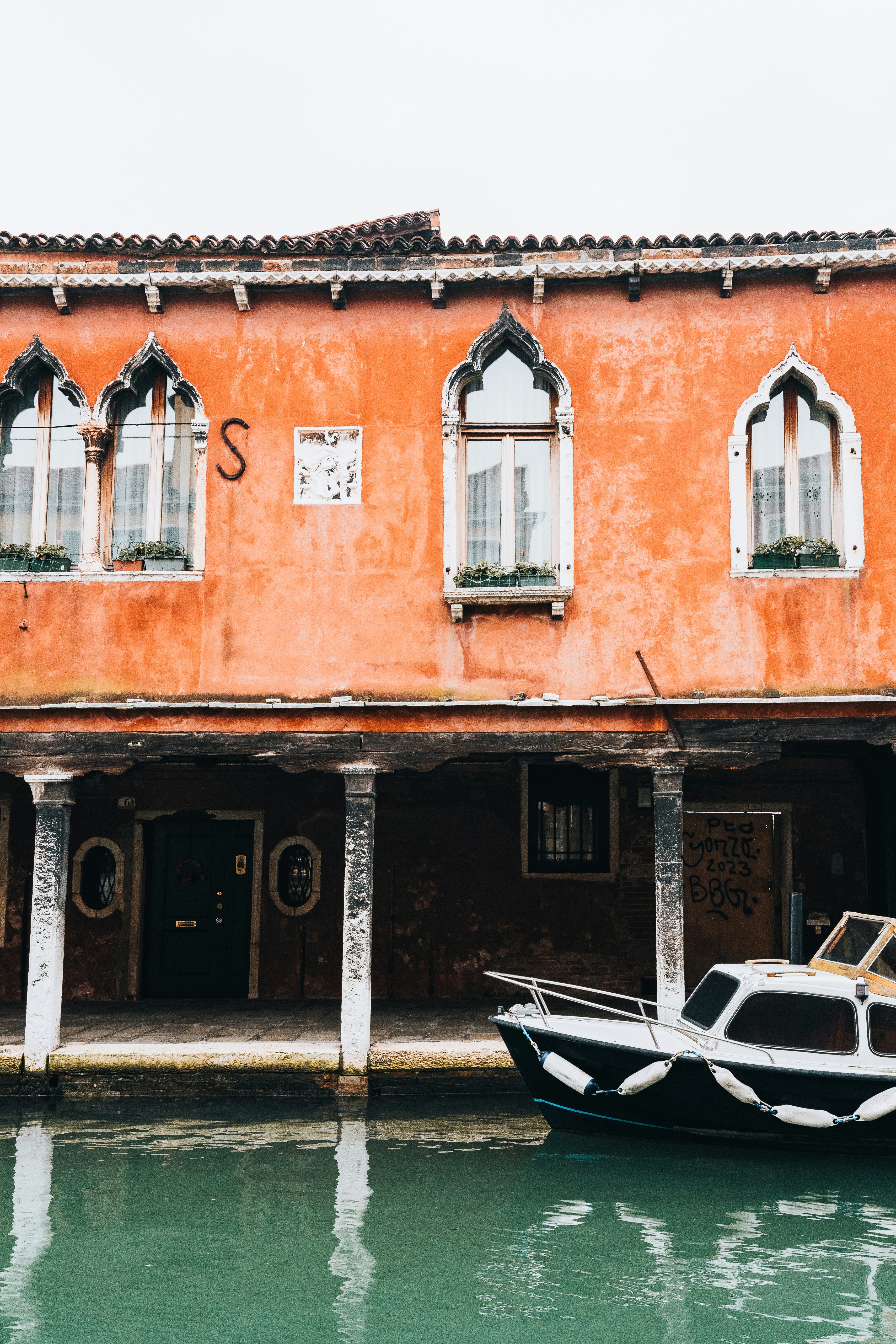 Red house, blue boat, green water.