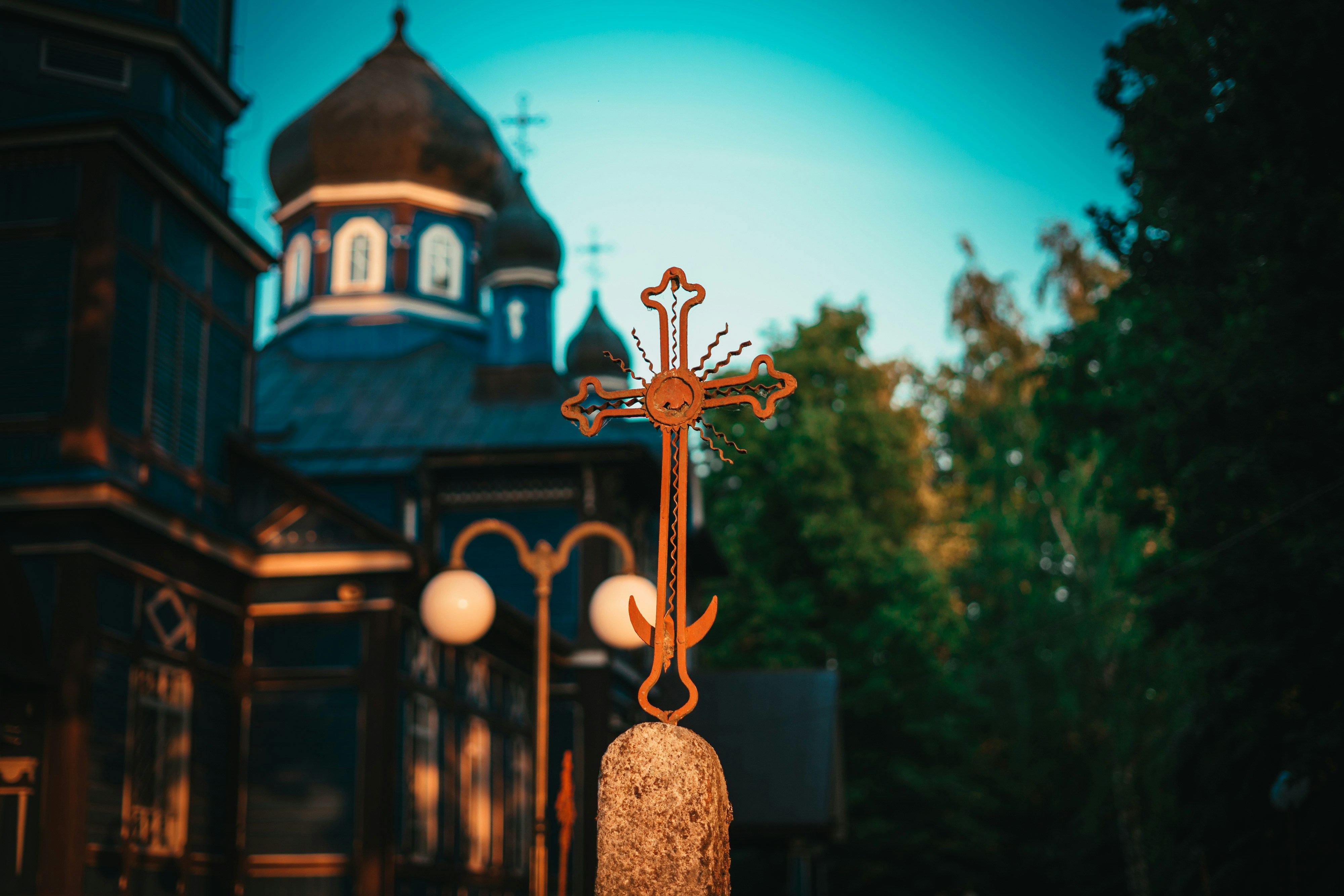 Une église avec une croix au sommet