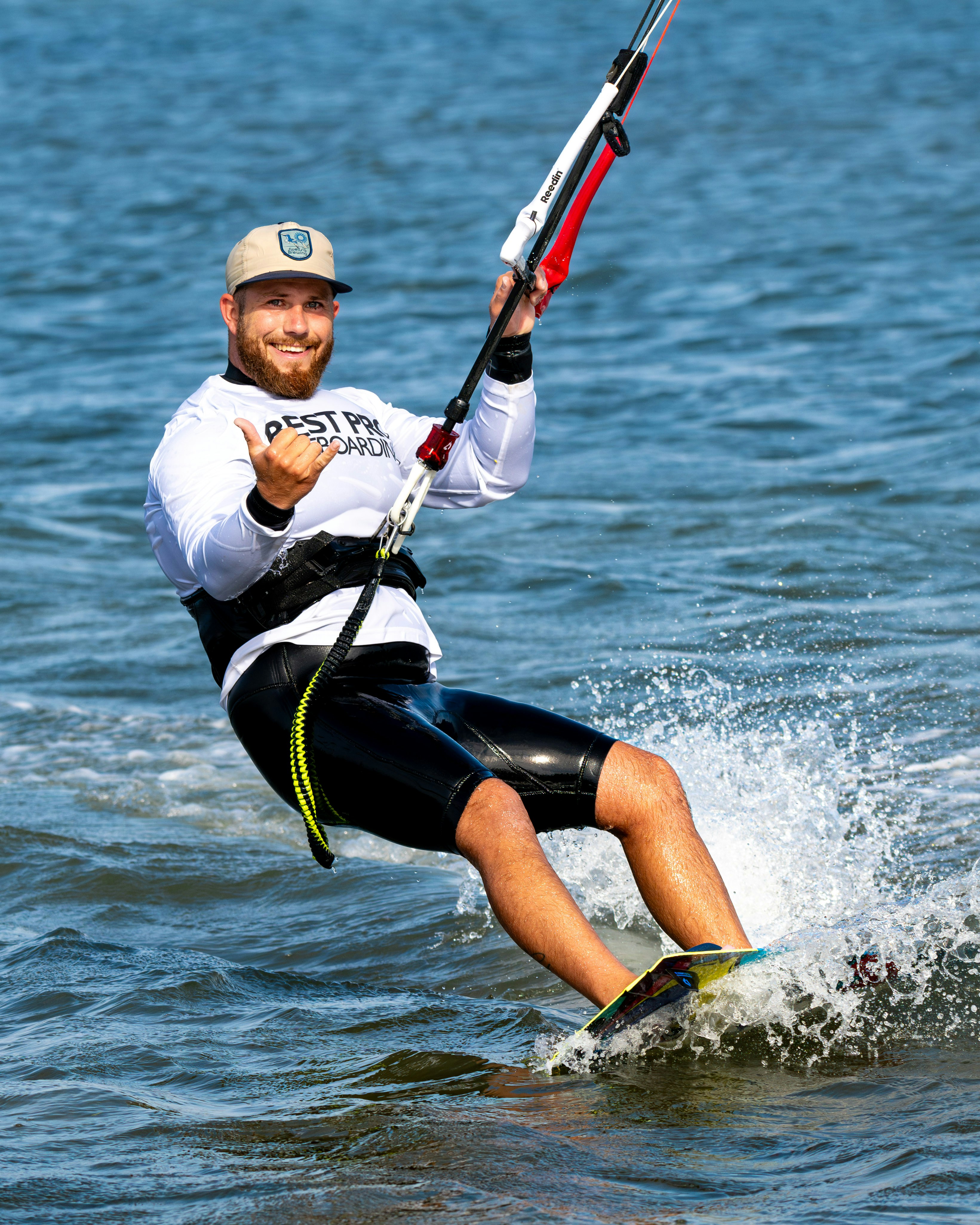 Ein Mann fährt auf einem Surfbrett auf einem Gewässer