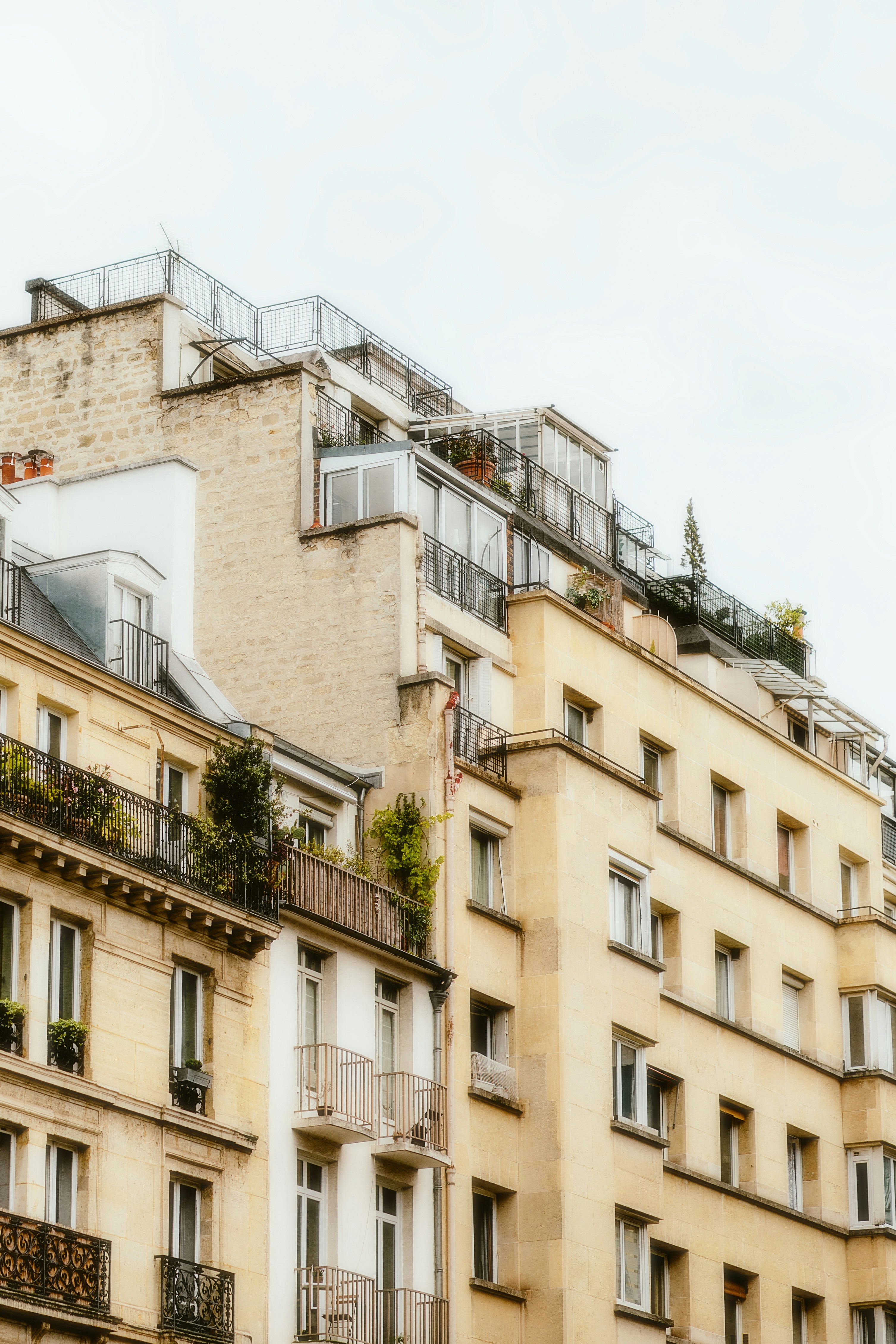 A tall building with lots of windows and balconies