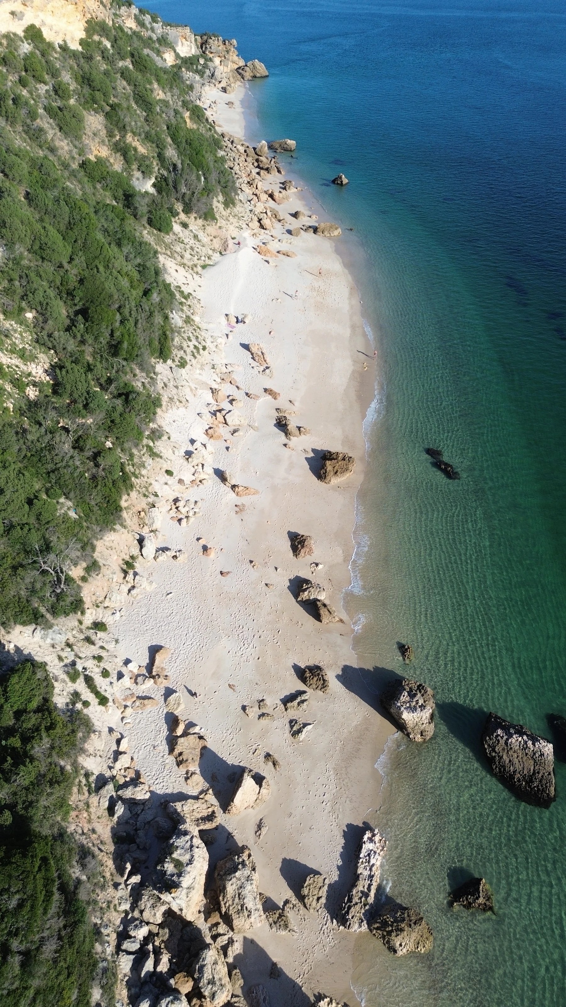 Vista aérea de uma praia da Arrábida, junto a Setúbal