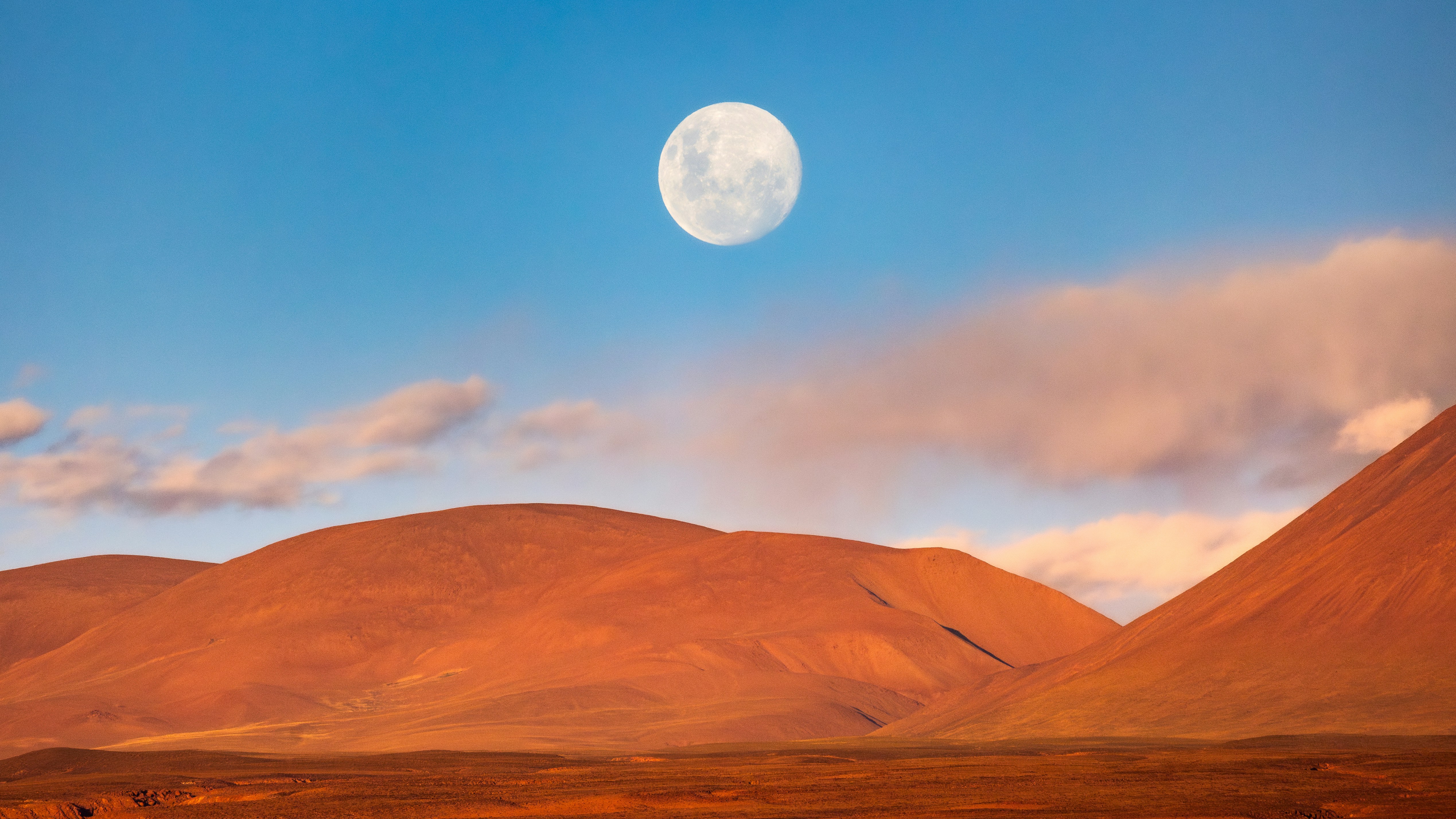 山脈に昇る満月の写真 – Unsplashのチリの無料画像