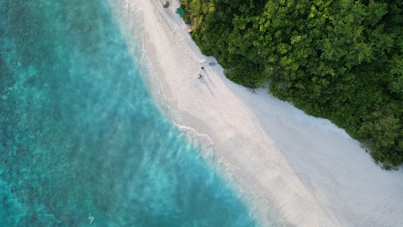 wisata pasir timbul dari udara, hamparan pasir putih di tengah laut biru