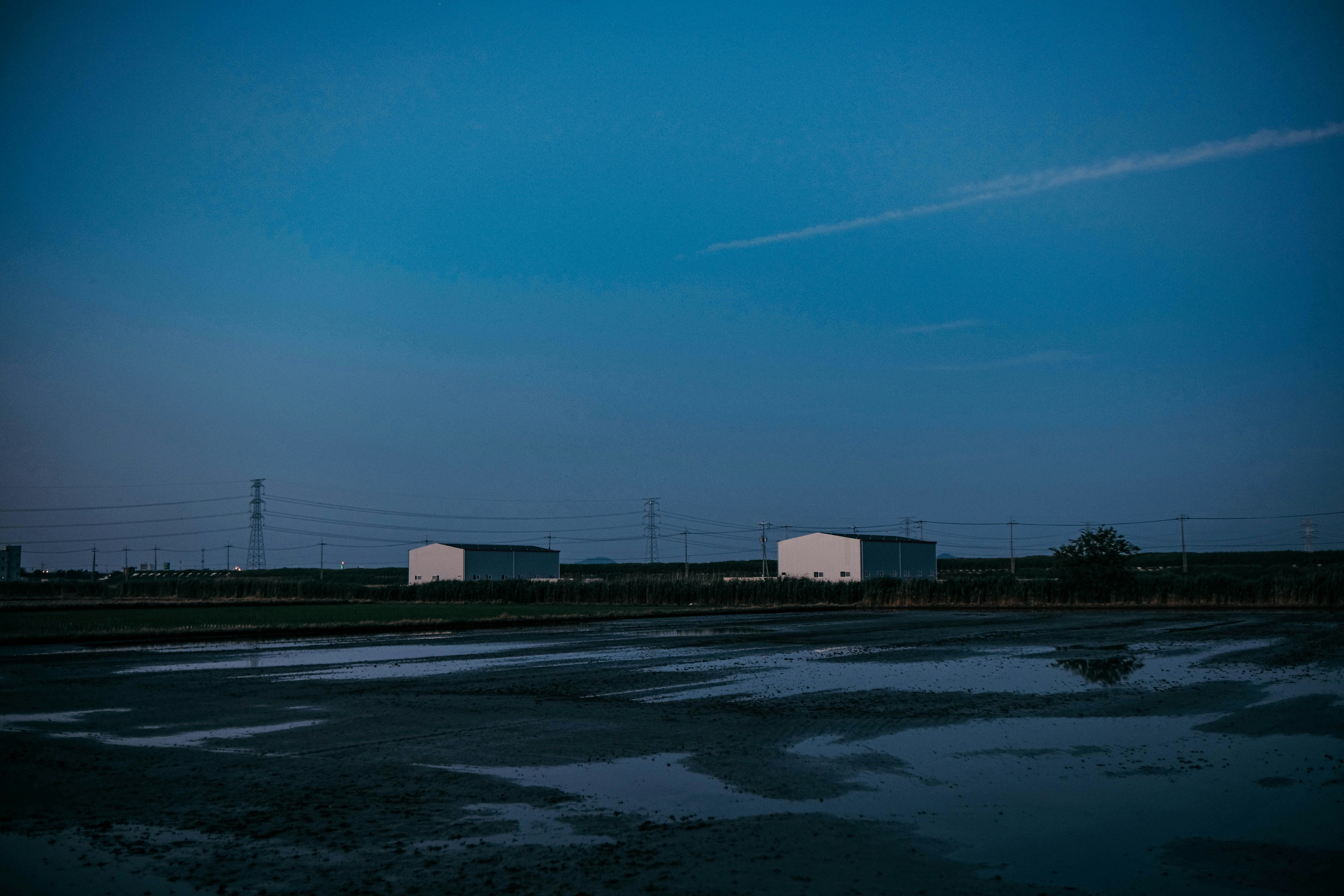Un cielo azzurro con qualche nuvola e un po' d'acqua