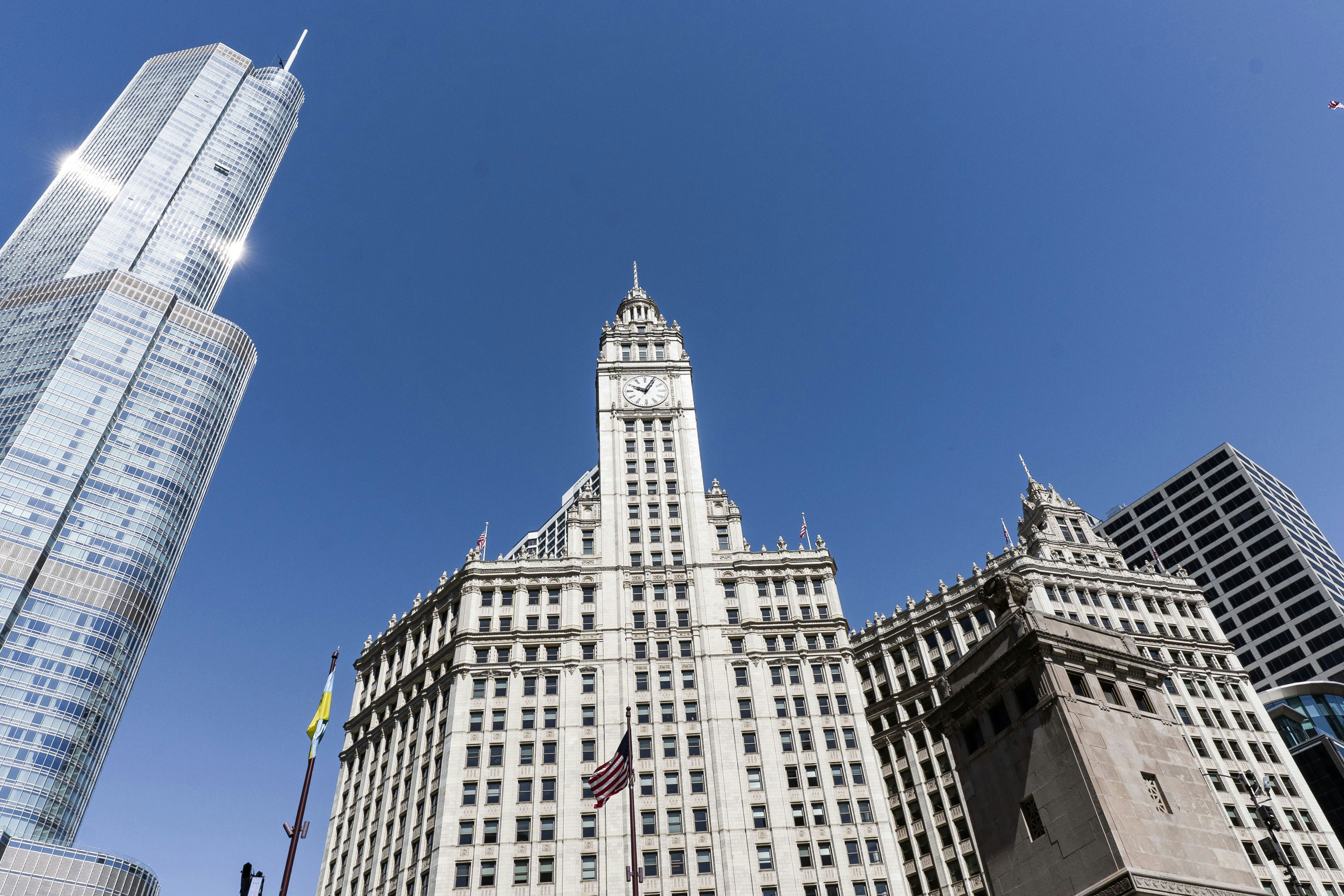 市内の非常に高層ビルの写真