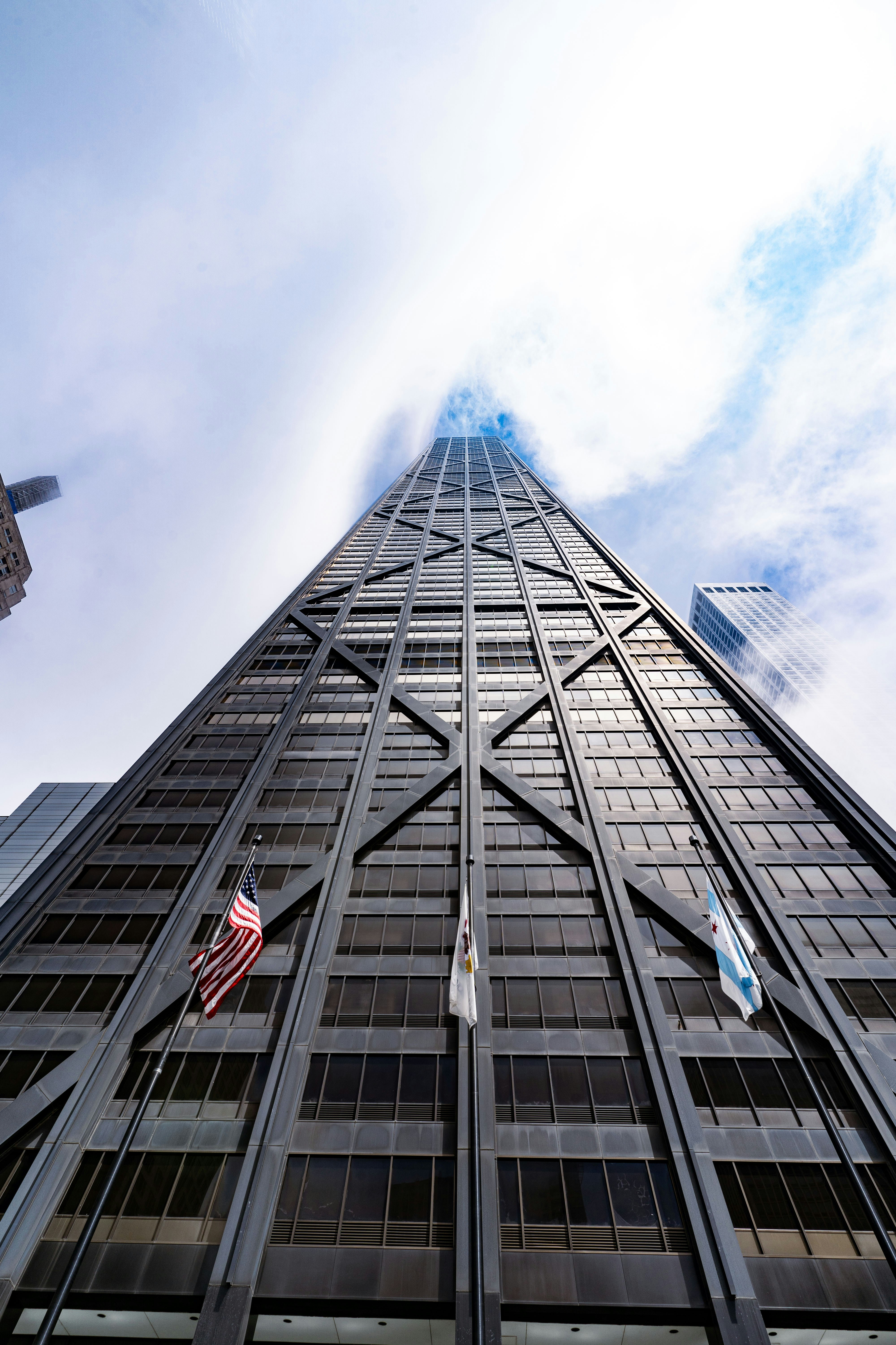 高層ビルの頂上を見上げる