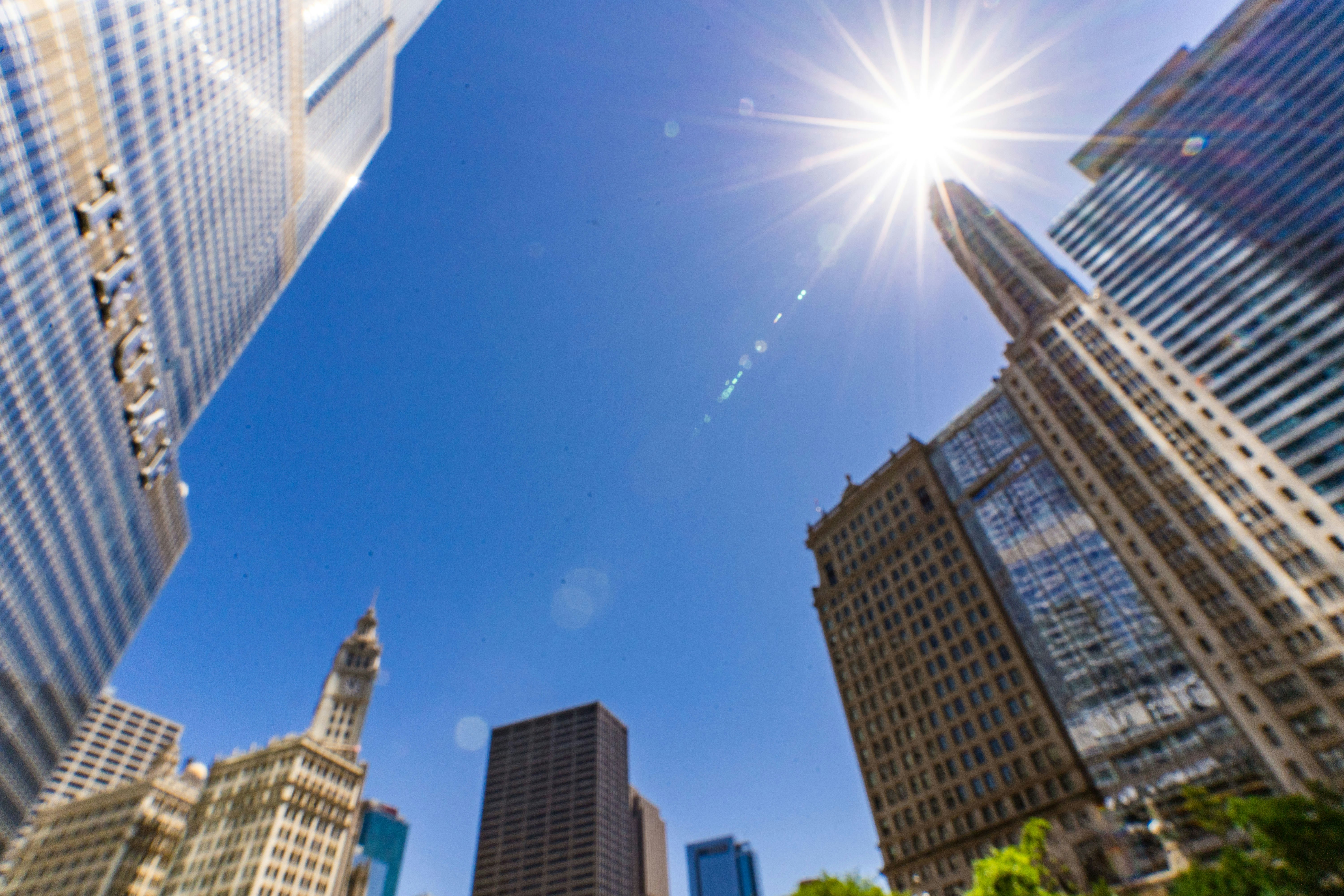 街の真ん中で太陽が燦々と輝いています