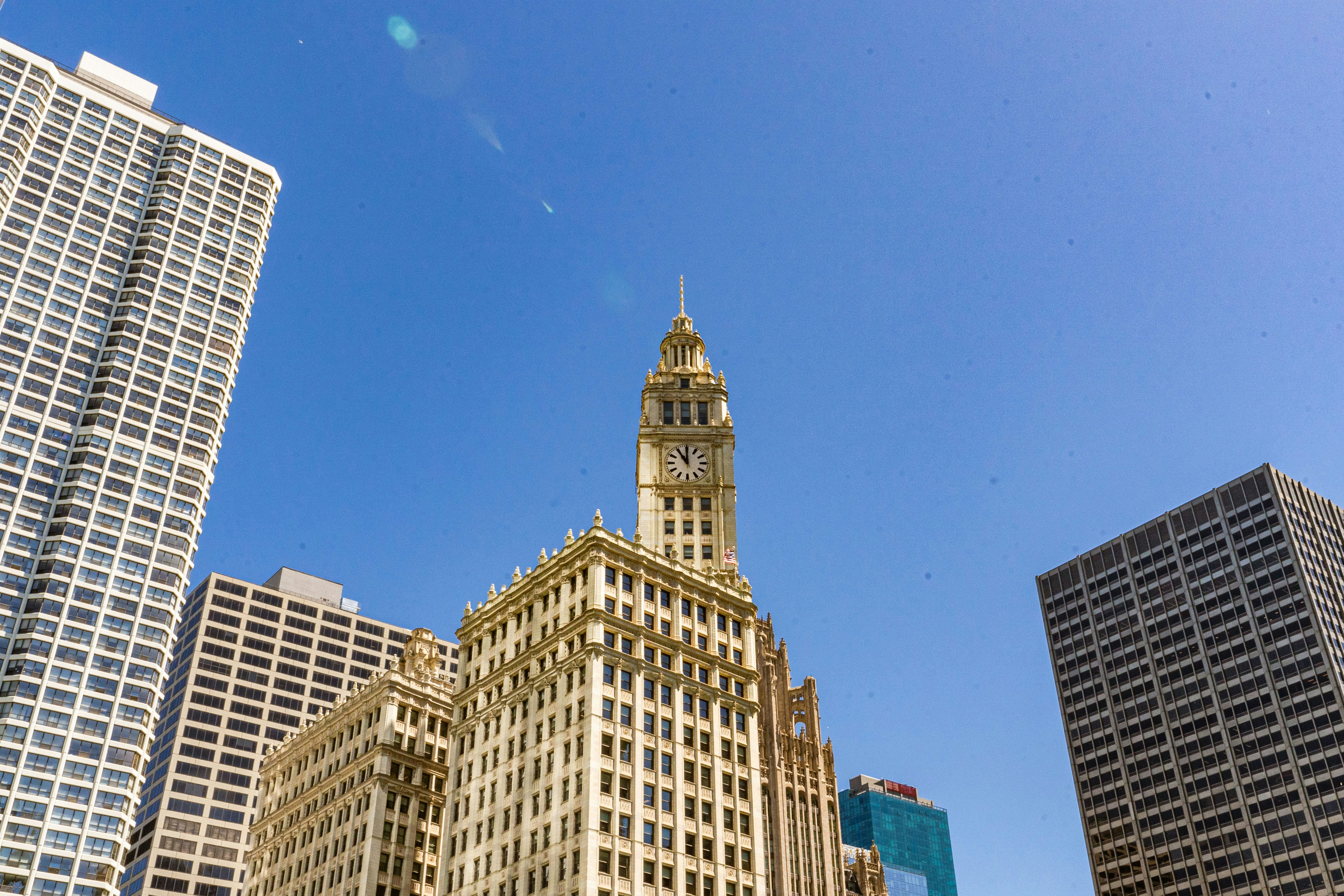 高層ビルと時計塔のある街