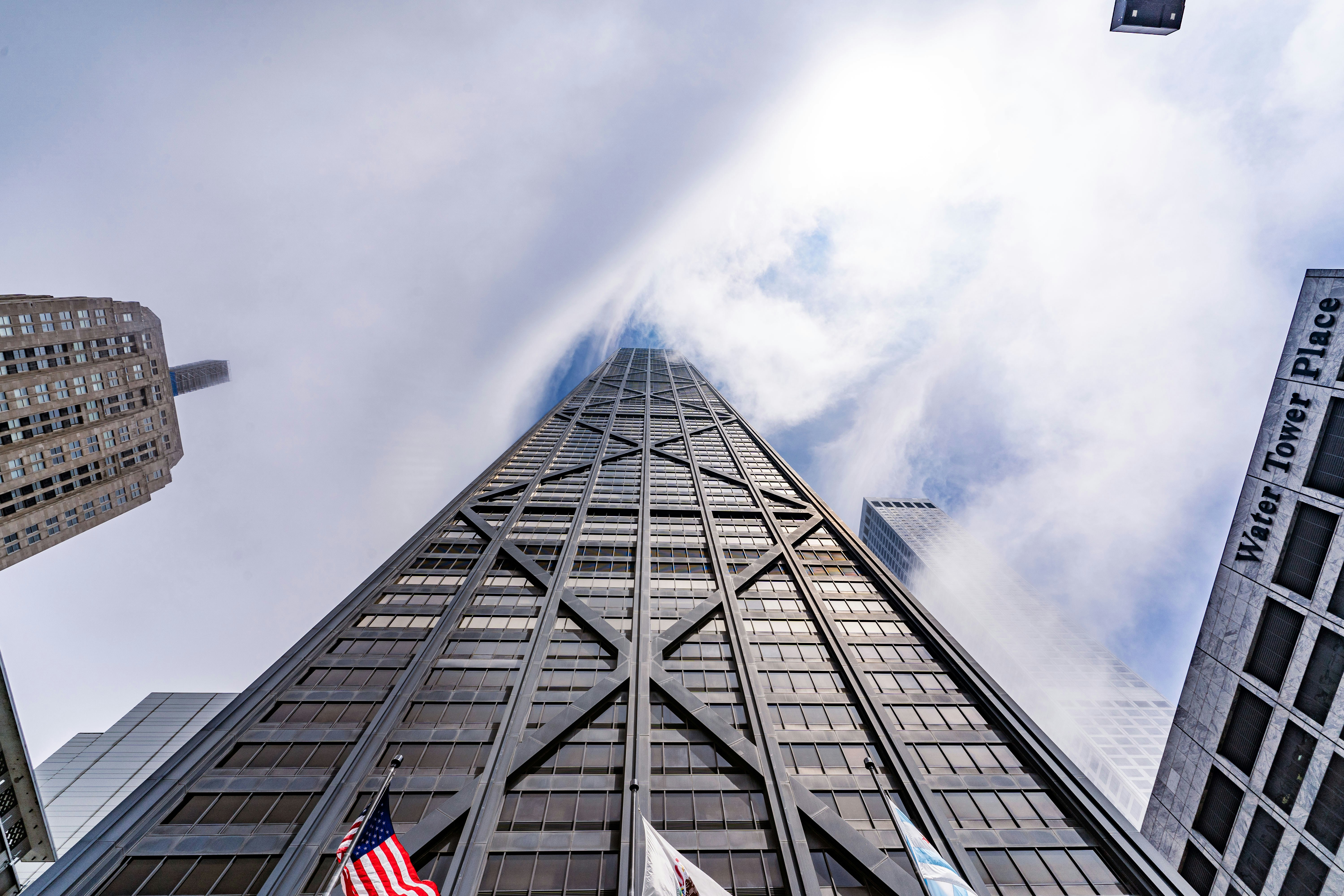 空を背景にした非常に高い建物