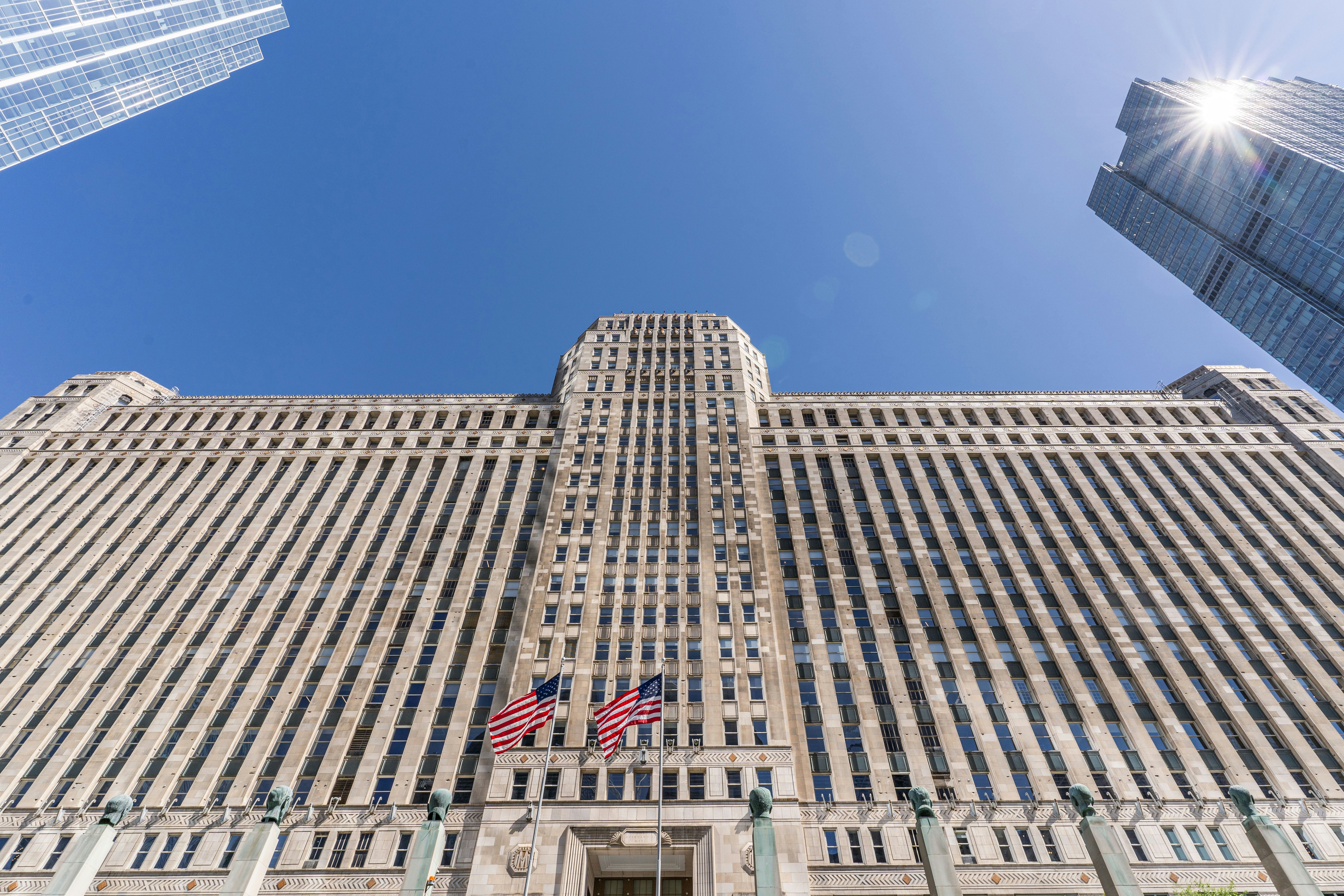 窓がたくさんあるとても高い建物