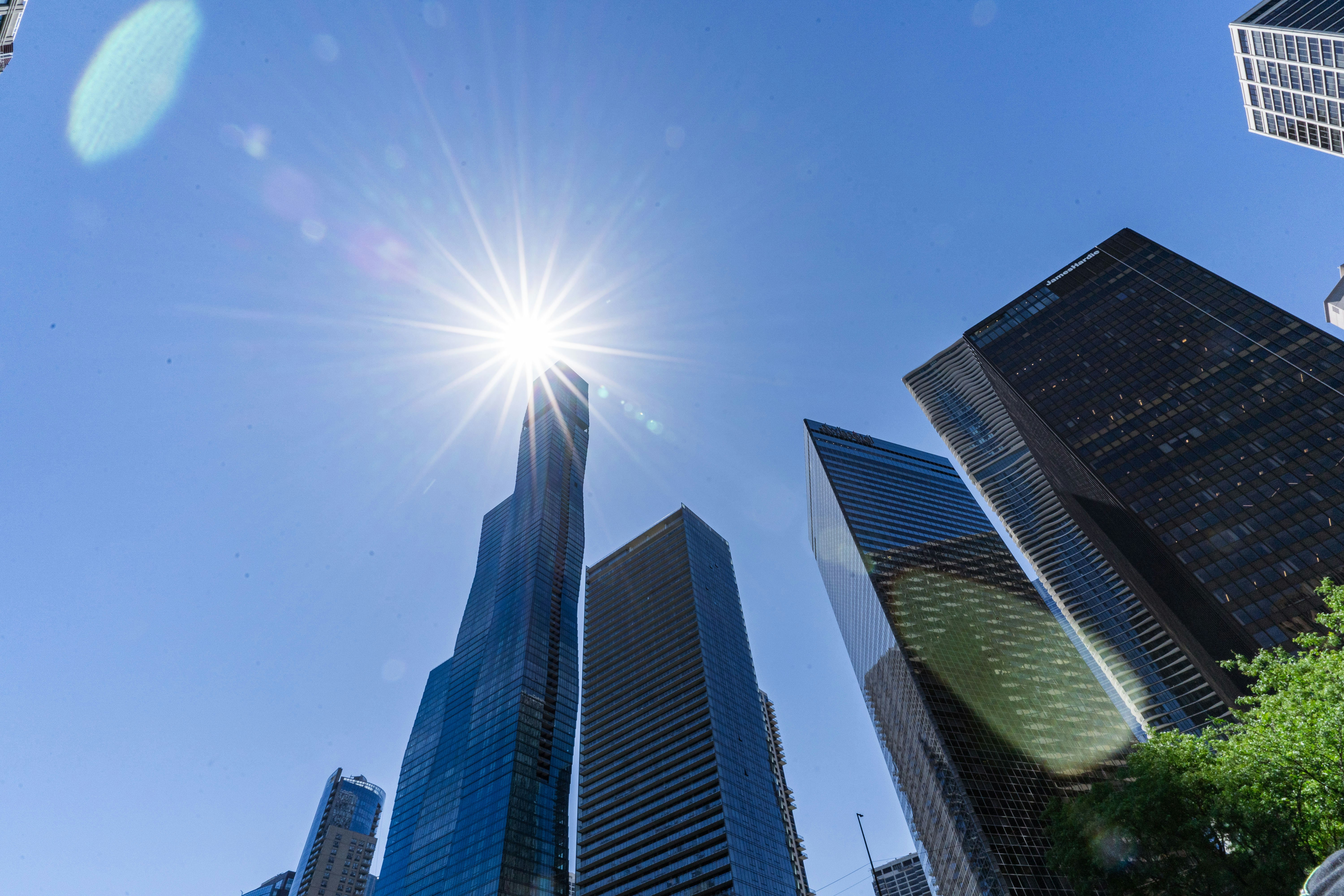 太陽が街のスカイラインを明るく照らしています