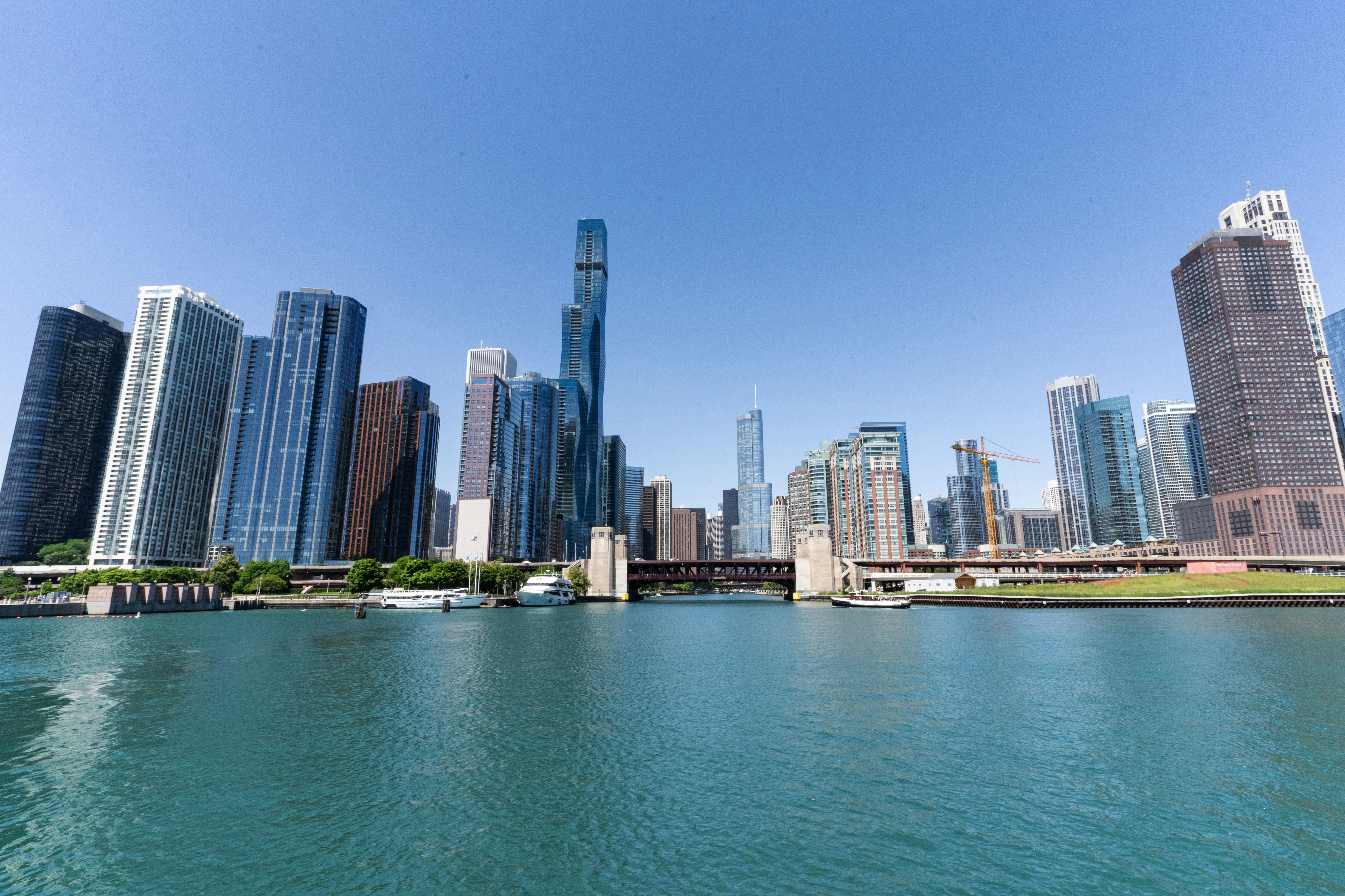 川が流れる街のパノラマビュー