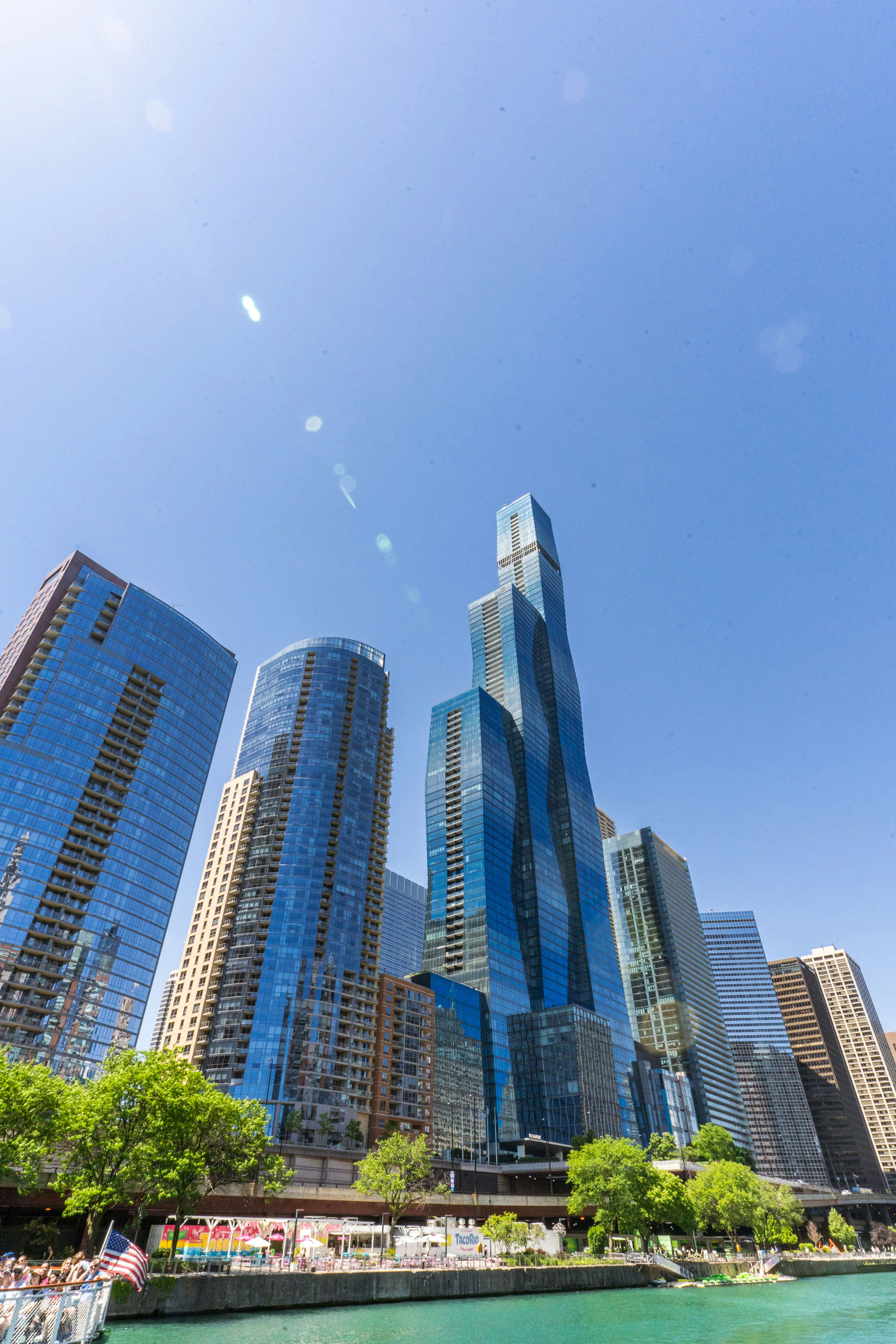 水中のボートに乗った人々のグループ