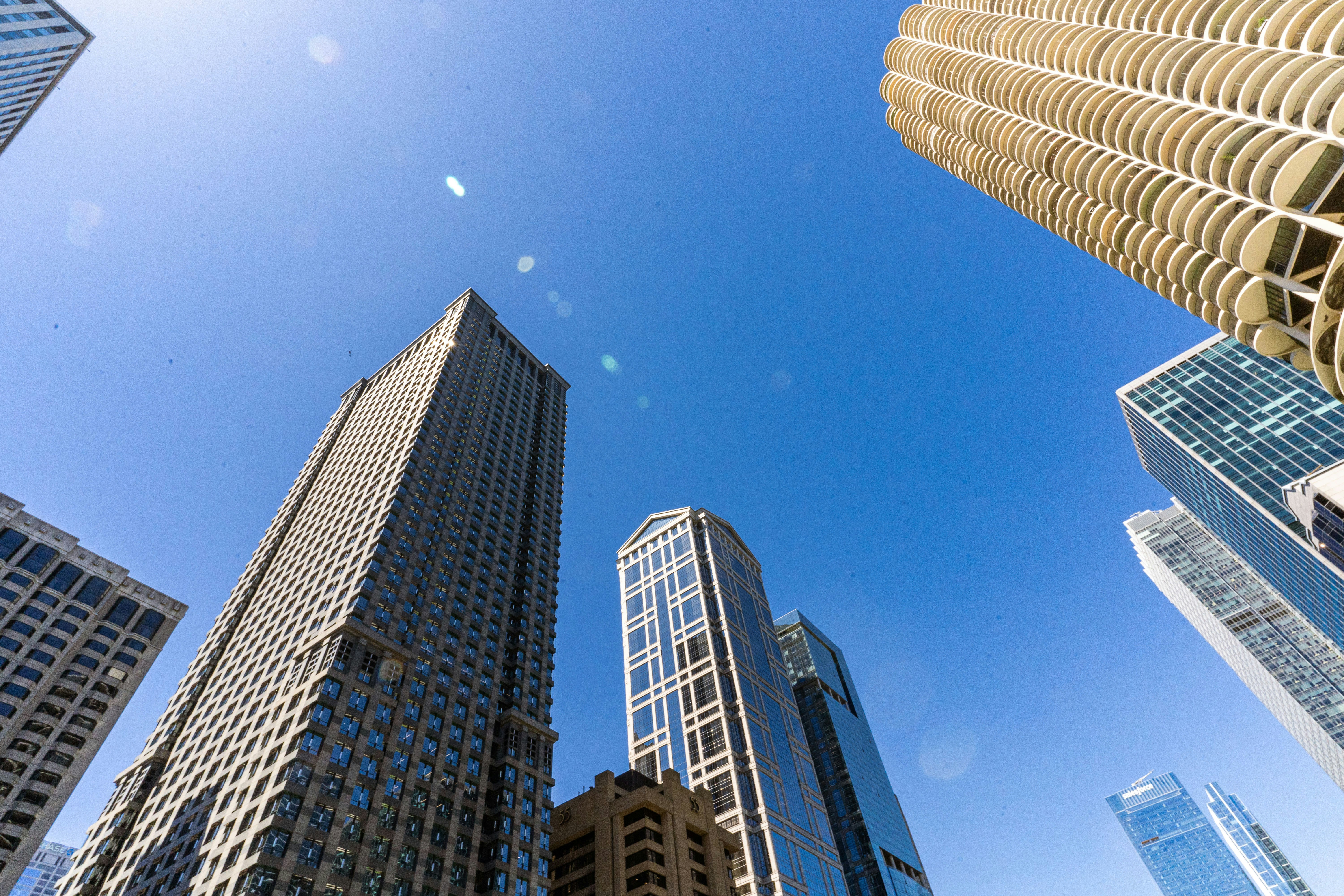 都市の高層ビル群