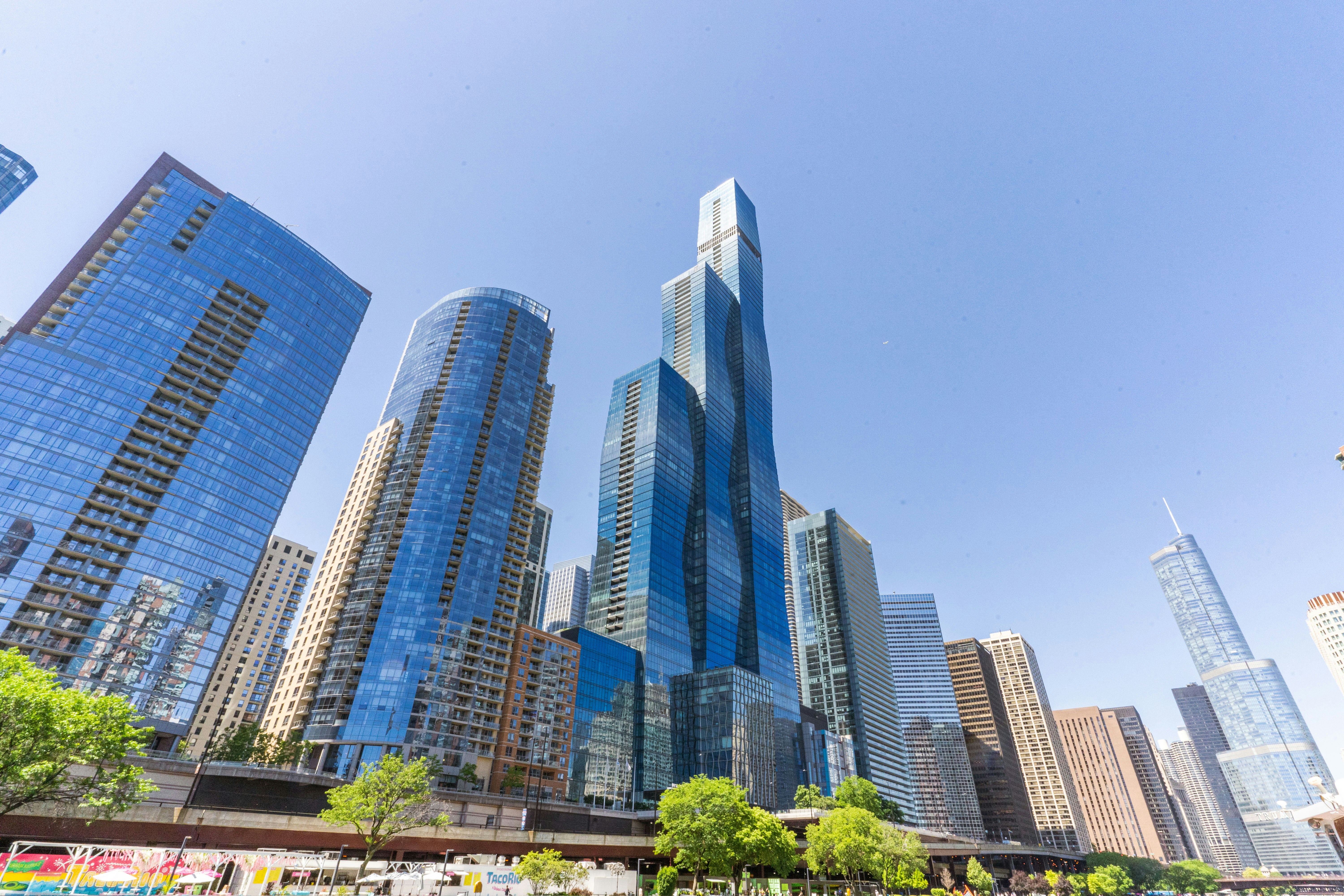 隣り合った高層ビル群