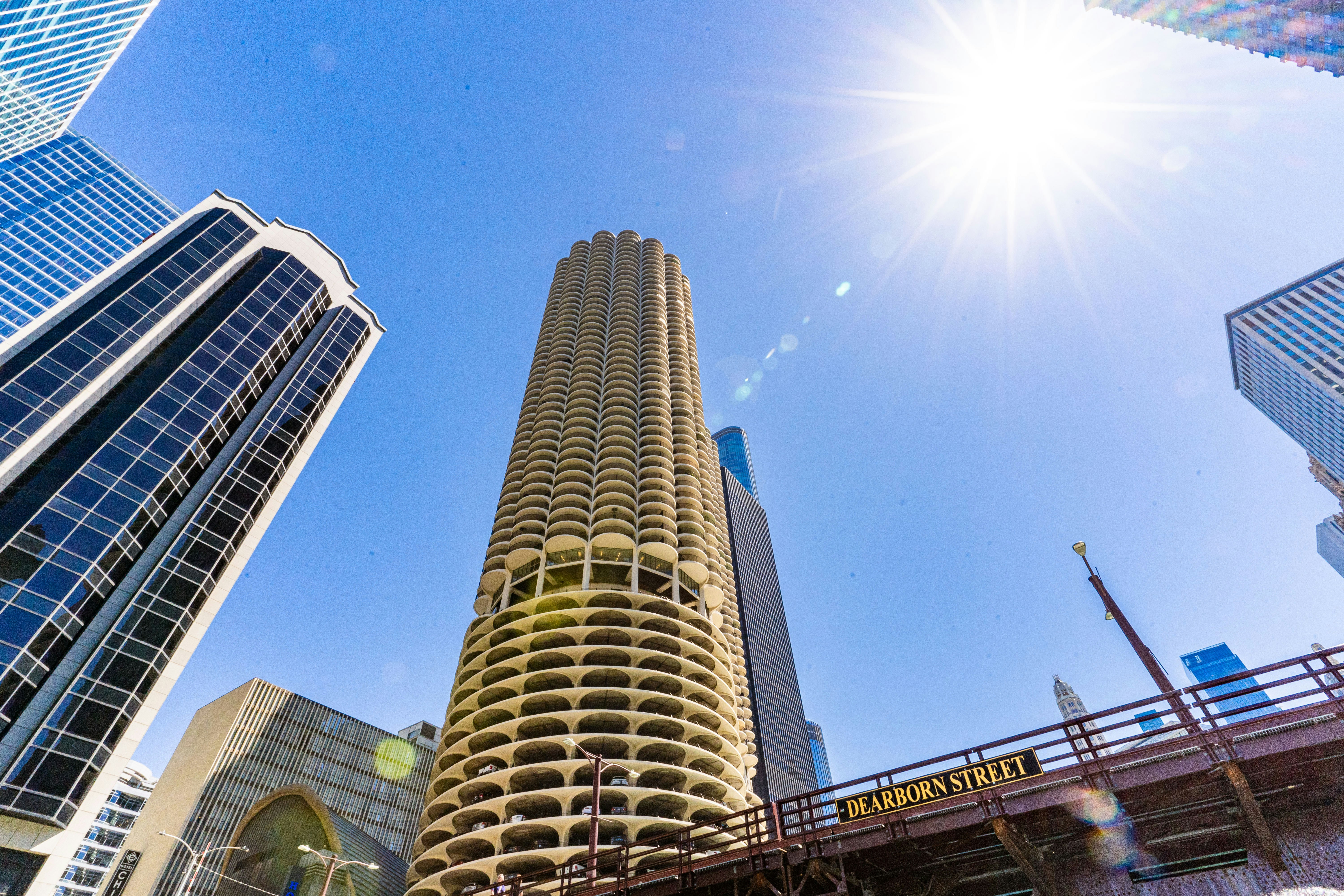 都会の高層ビルを見上げる