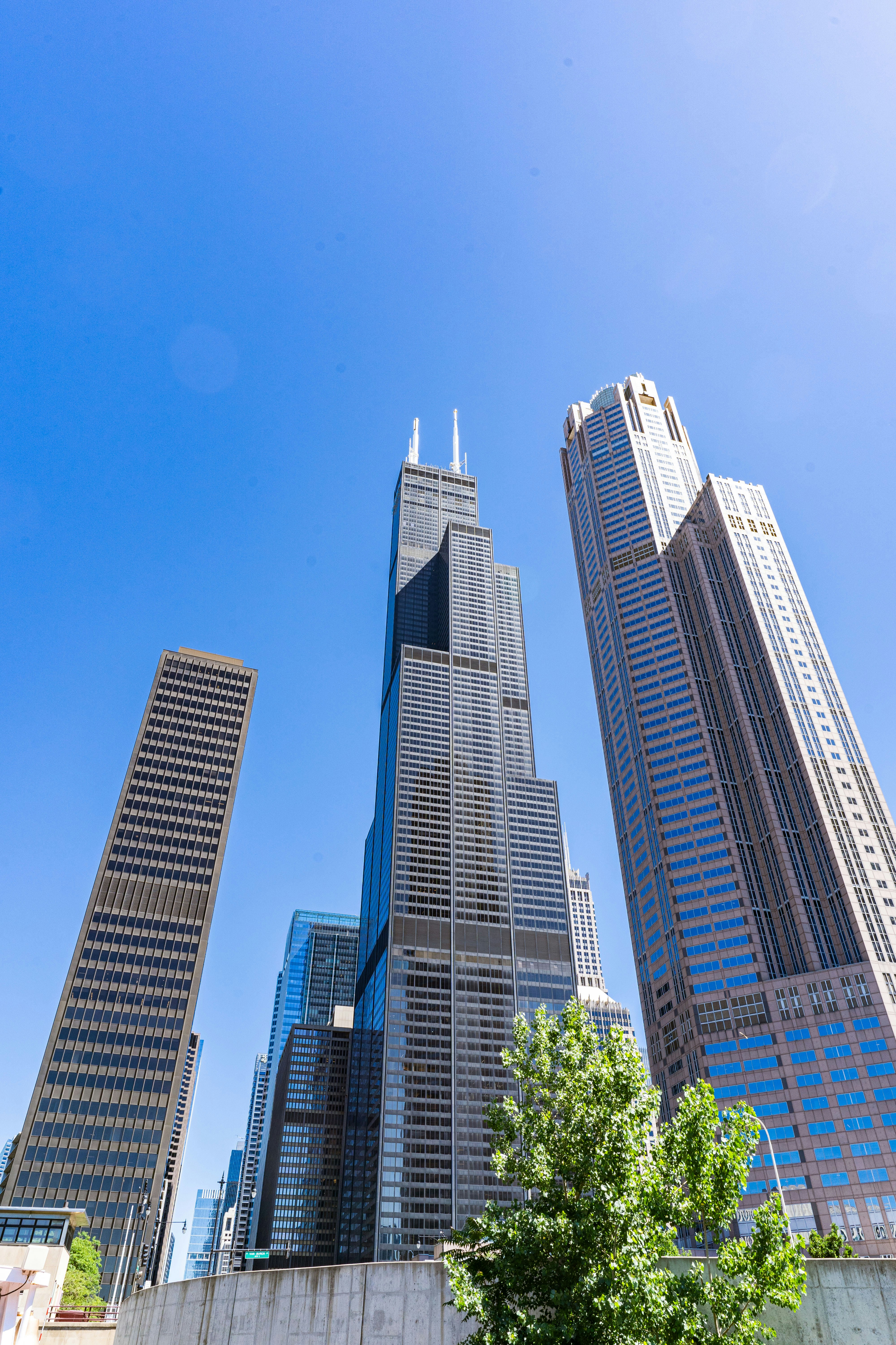 隣り合った高層ビル群