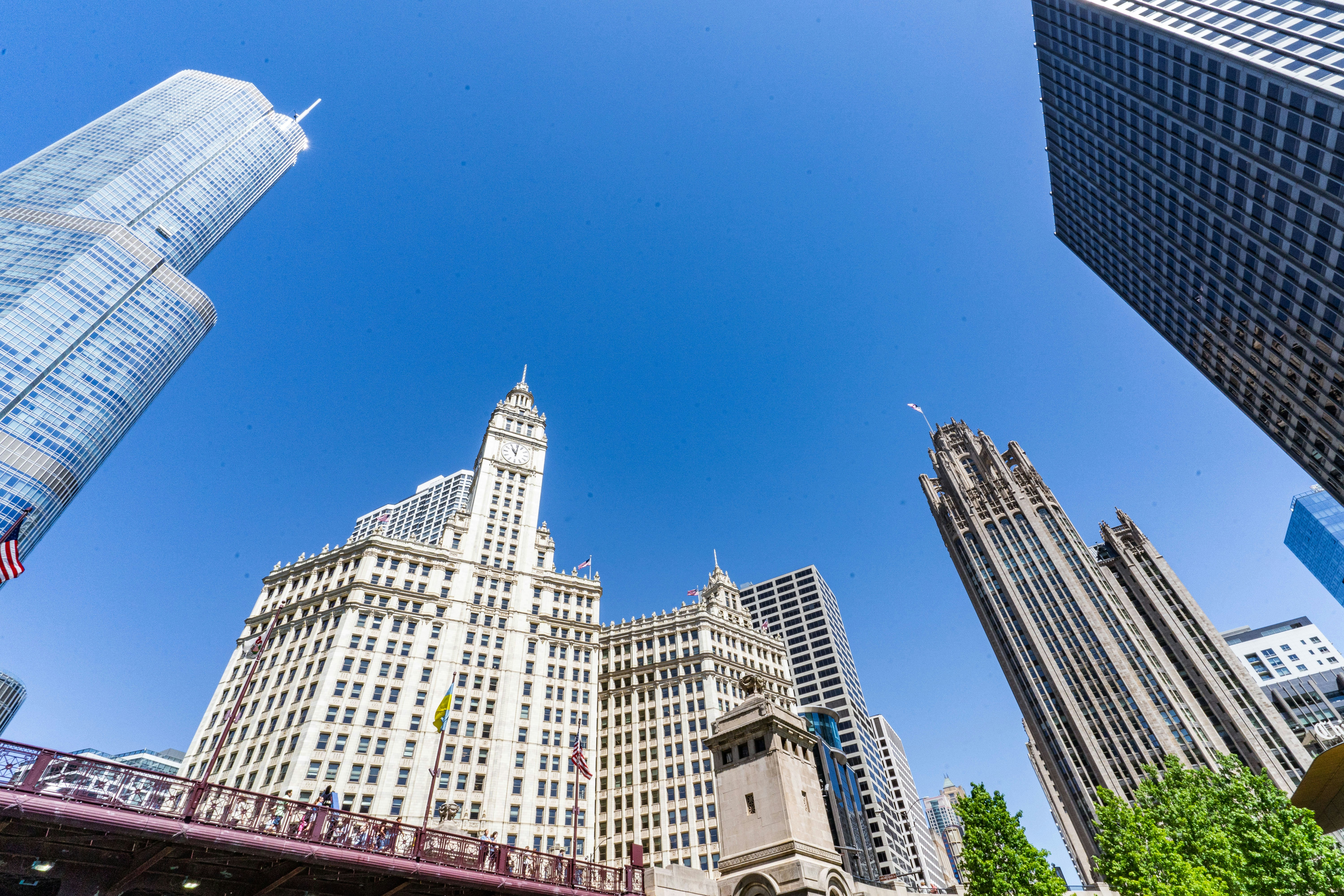 都市の高層ビル群を広角で見る