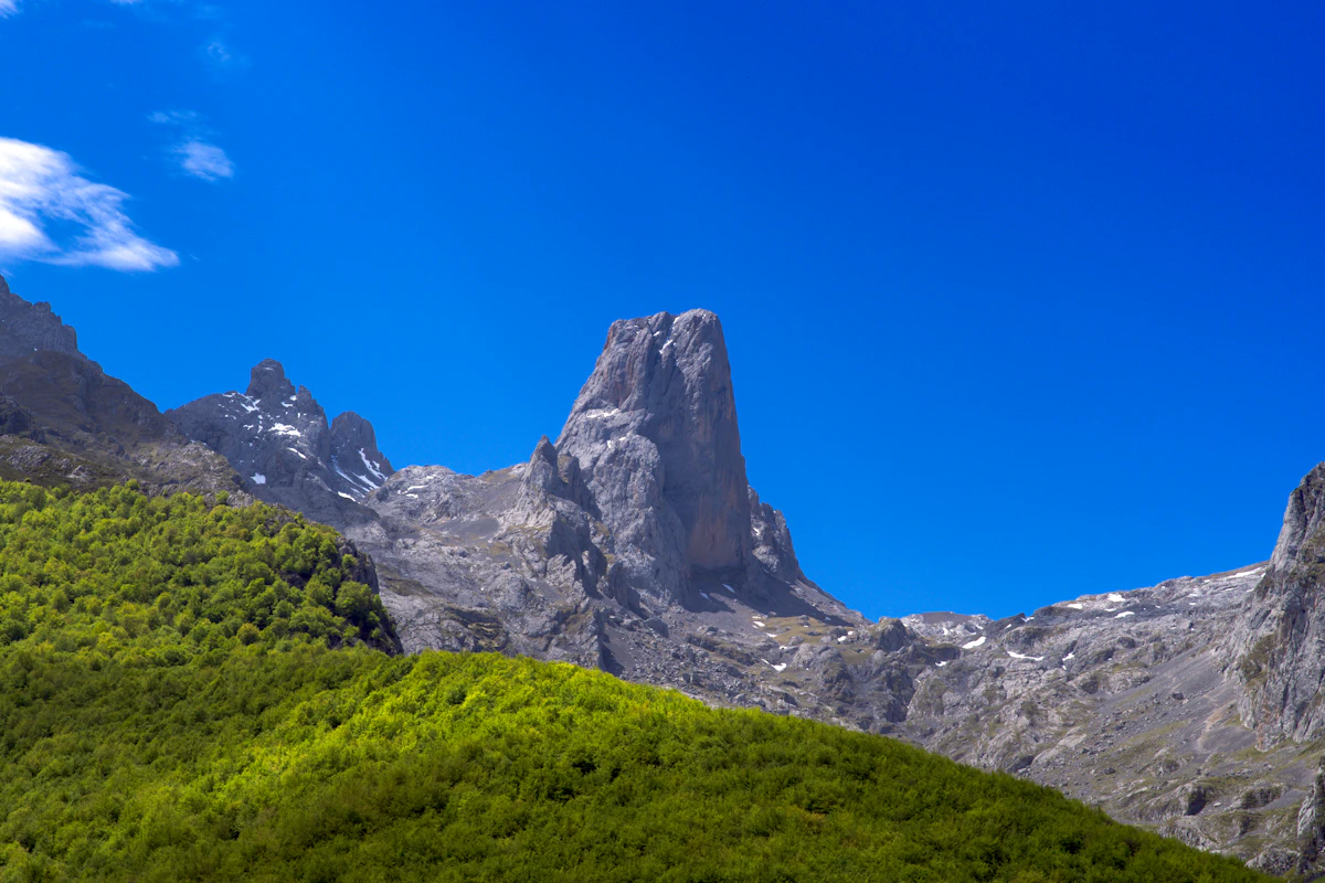 Pico de roca caliza sobre prados de altura