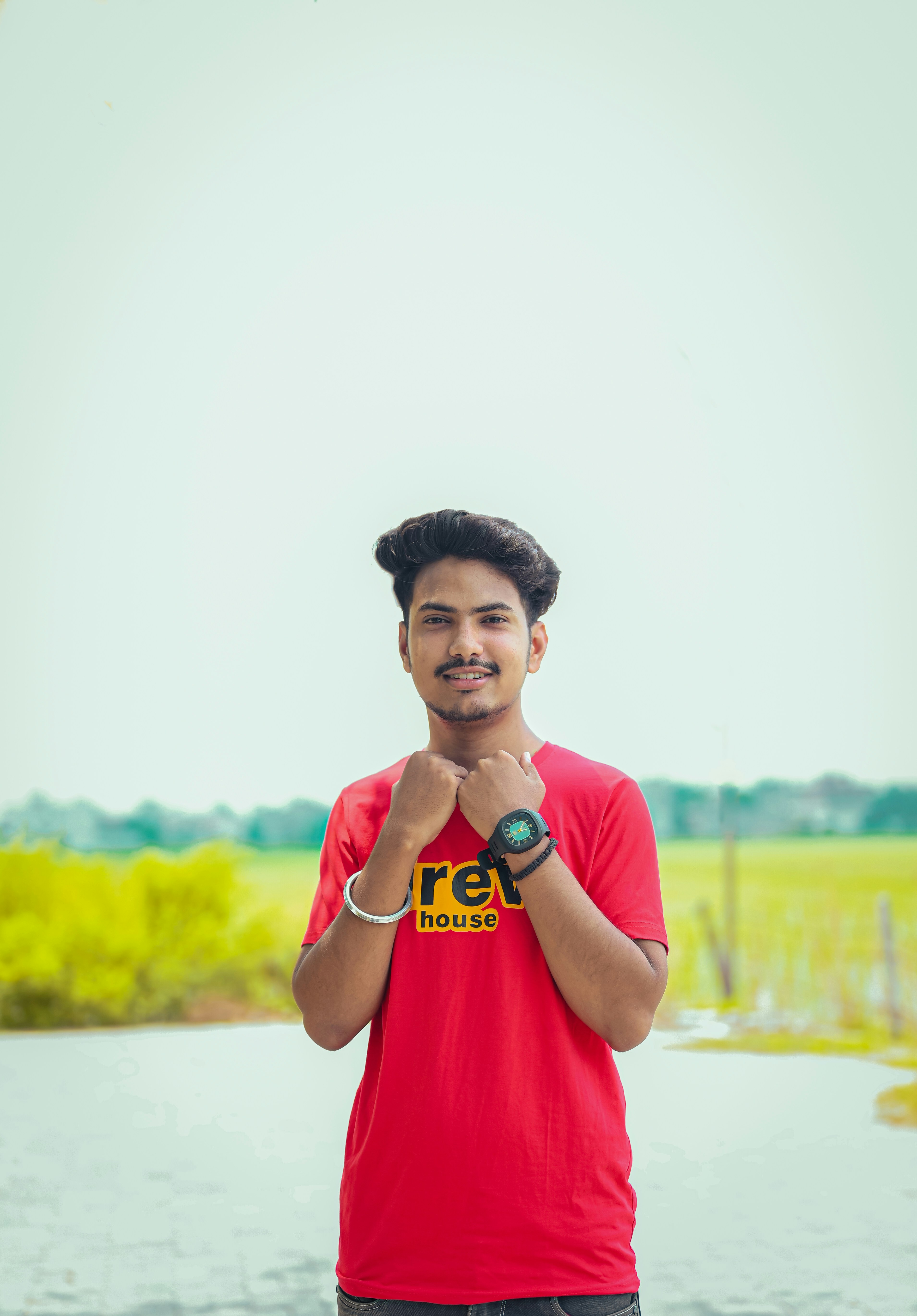 Seorang pria berdiri di depan badan air