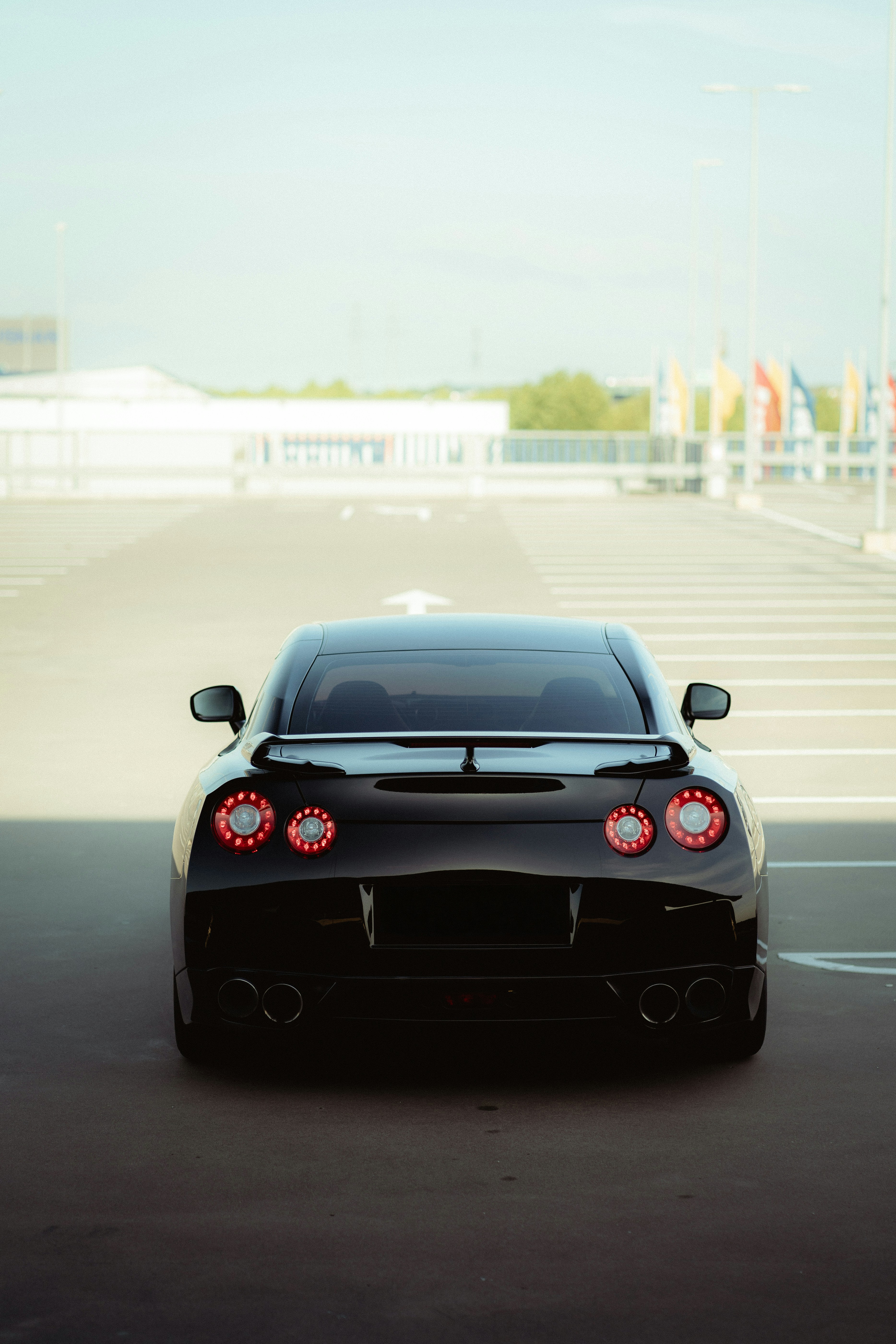 Un auto deportivo negro estacionado en un estacionamiento