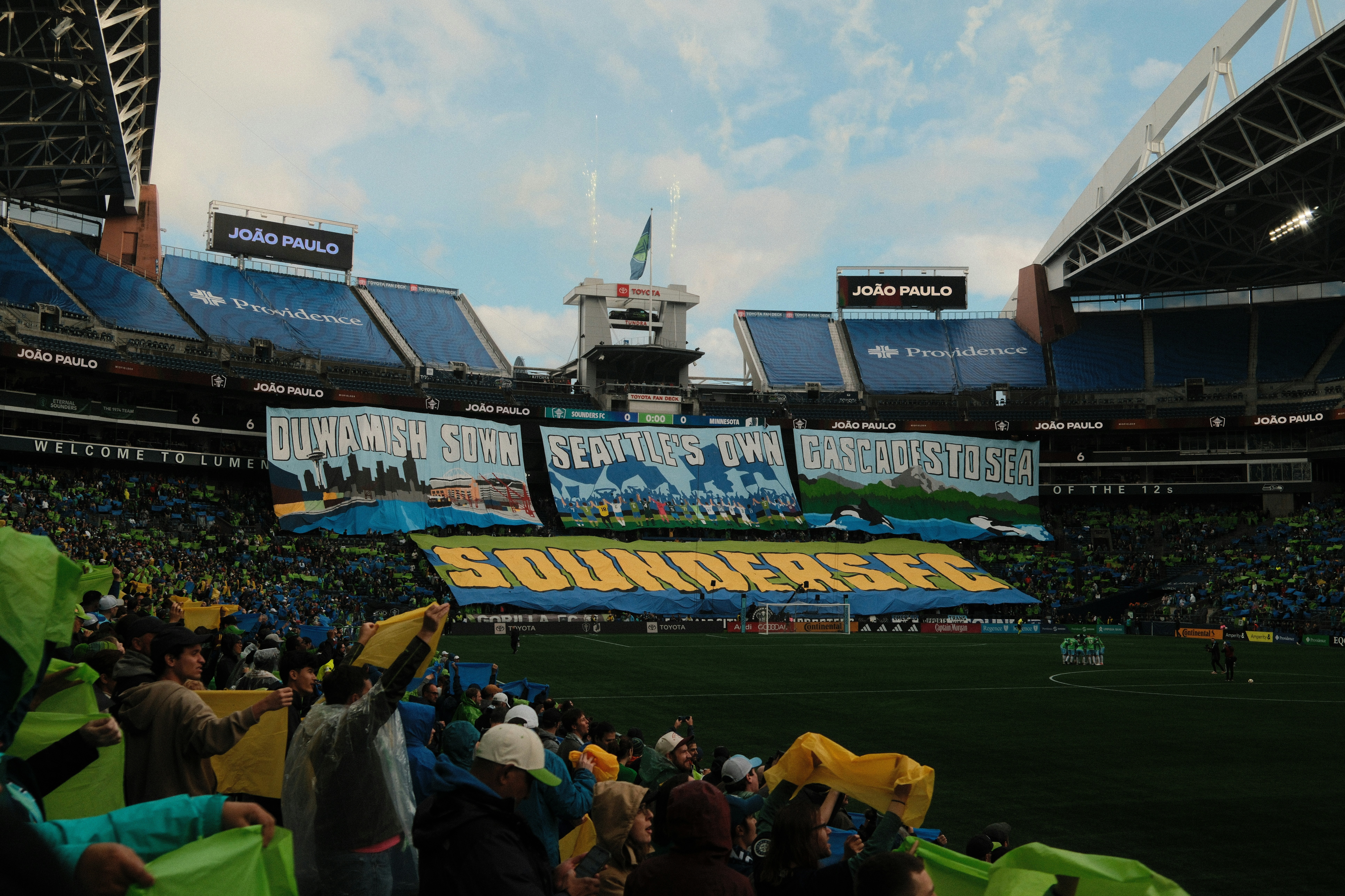 Un estadio lleno de mucha gente viendo un partido