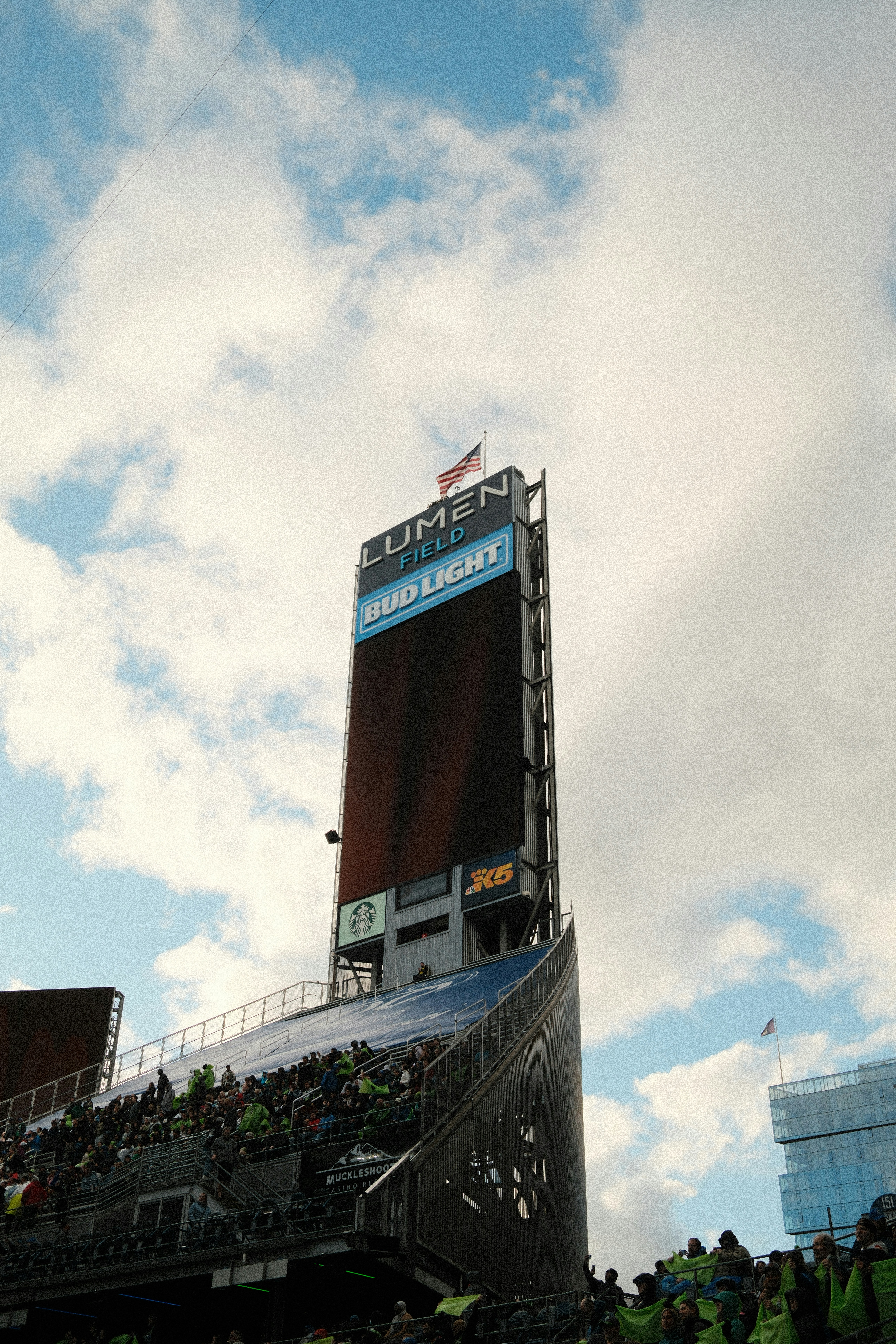Un estadio lleno de mucha gente viendo un partido