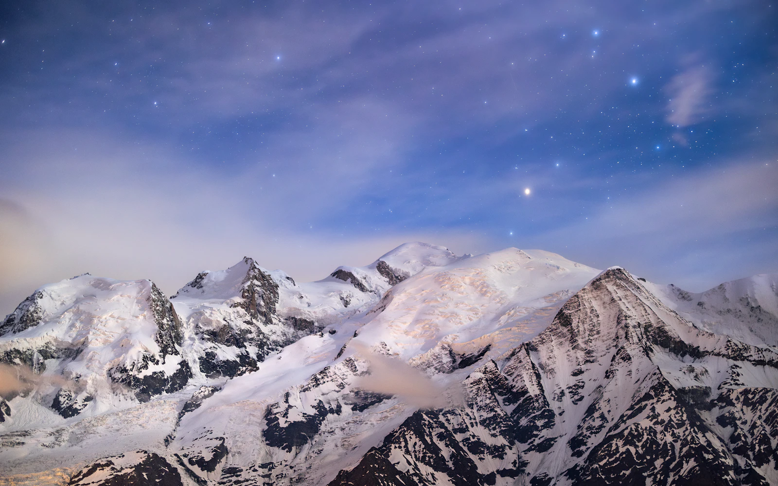 Sommets enneigés du massif du Mont-Blanc au crépuscule (photo d'illustration)