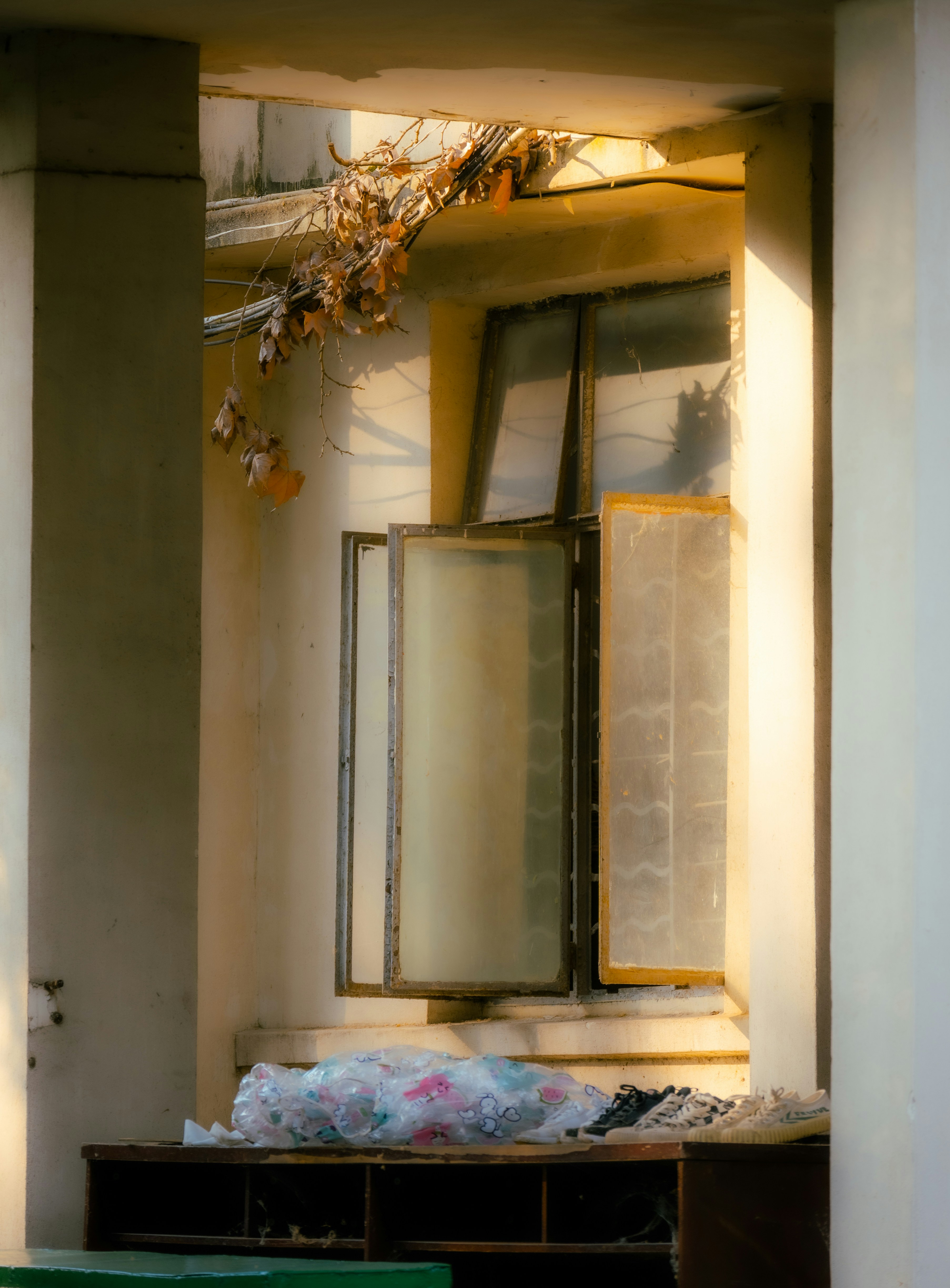 A mirror sitting on the side of a building