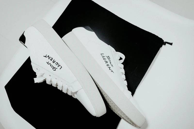 sepatu Breslin slop hitam putih