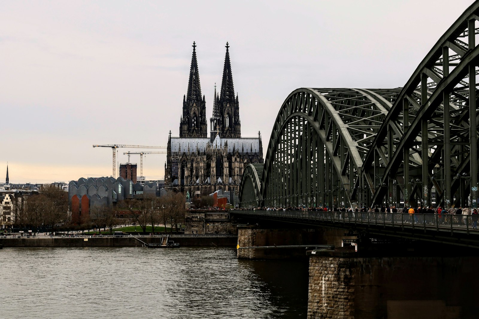 De Hohenzollernbrücke draagt tientallen tonnen aan sloten